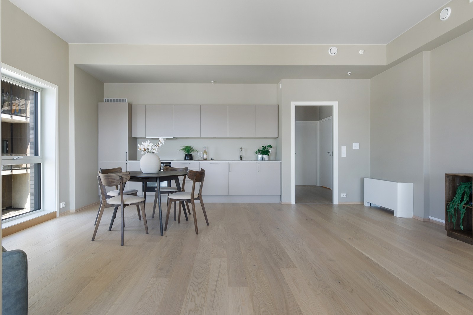 Oppvarming med vannbåren varme til varmekonvektor plassert i stue som gir en jevn og fin innetemperatur Galleribilde