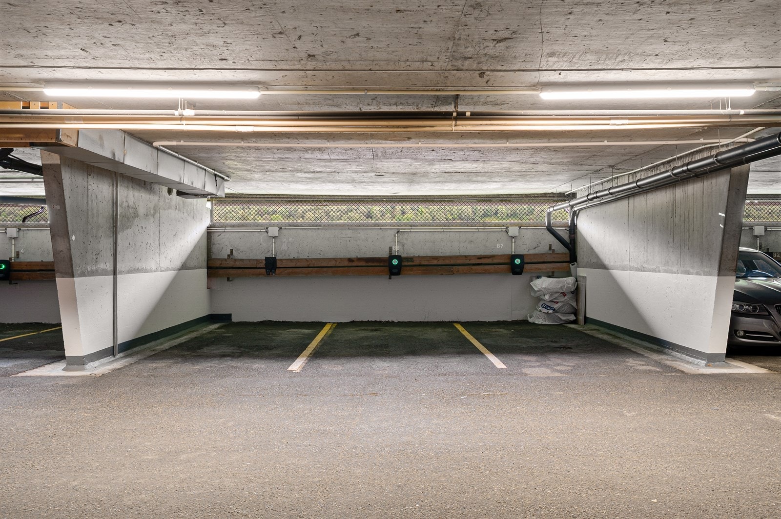 Fast parkering i lukket garasjeanlegg med elbil lader. Galleribilde