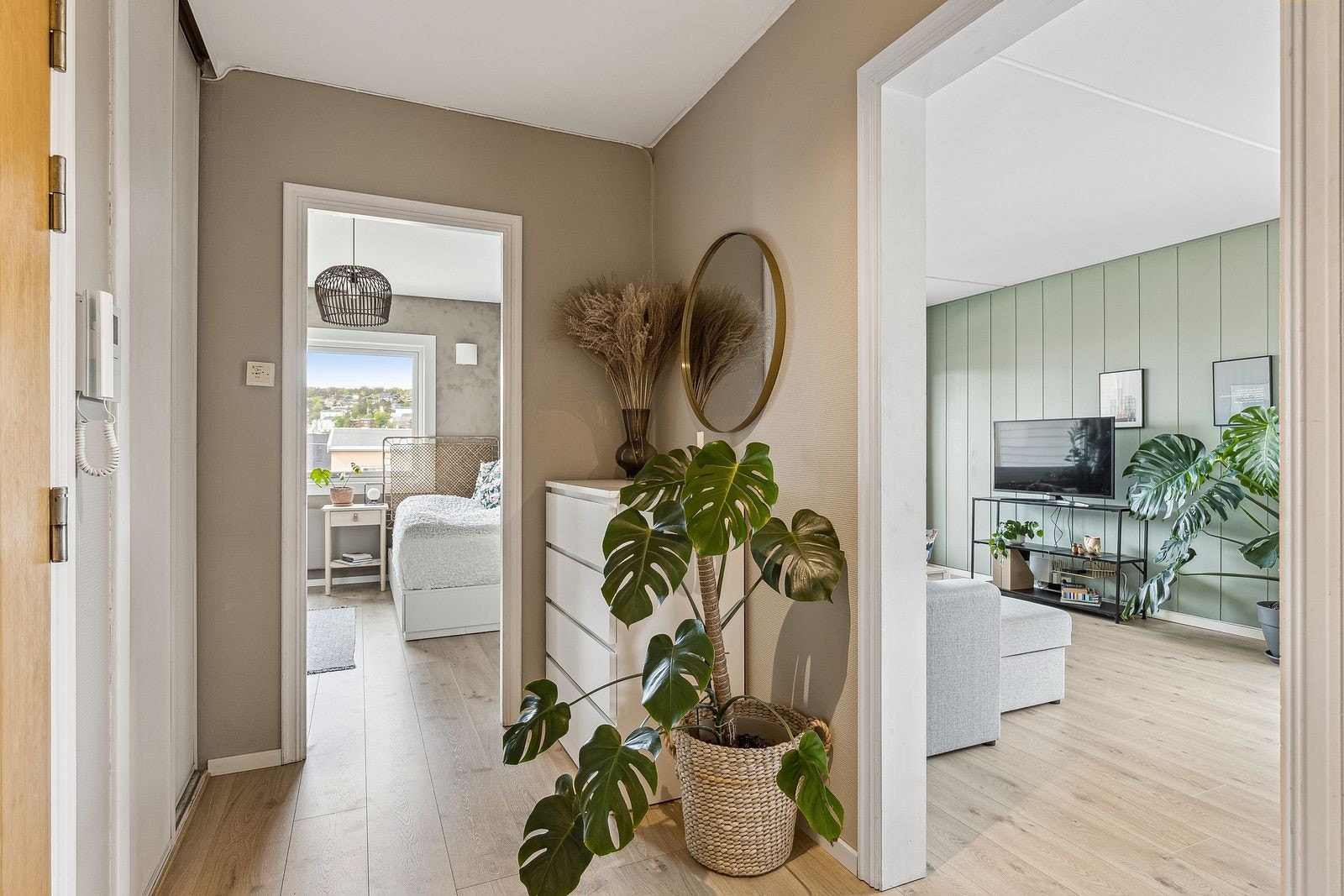 Hyggeliig entre med skyvedørsgrderobe og kommode. Galleribilde