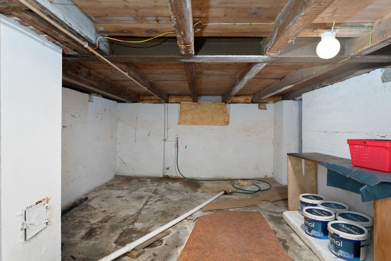 Kjeller/underetasje består av 2 stk uinnredet kjellerrom Galleribilde