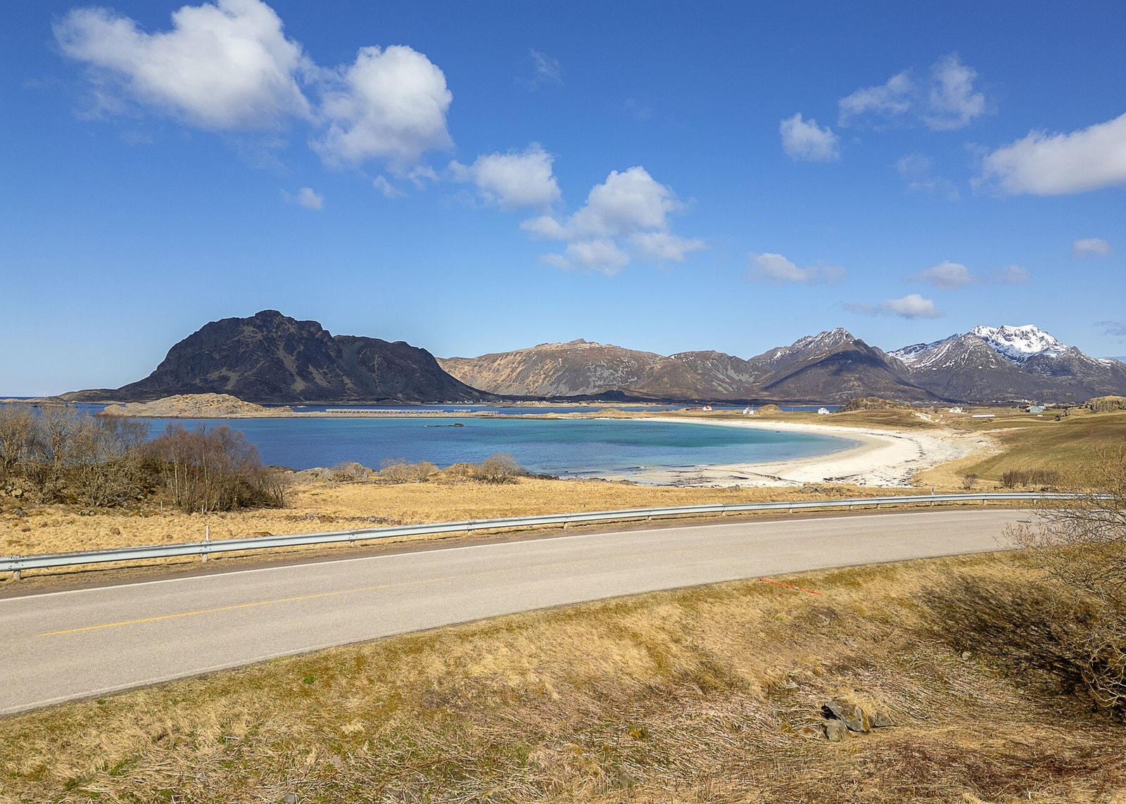 God utsikt og kort vei ned til Fjærvollsanden Galleribilde