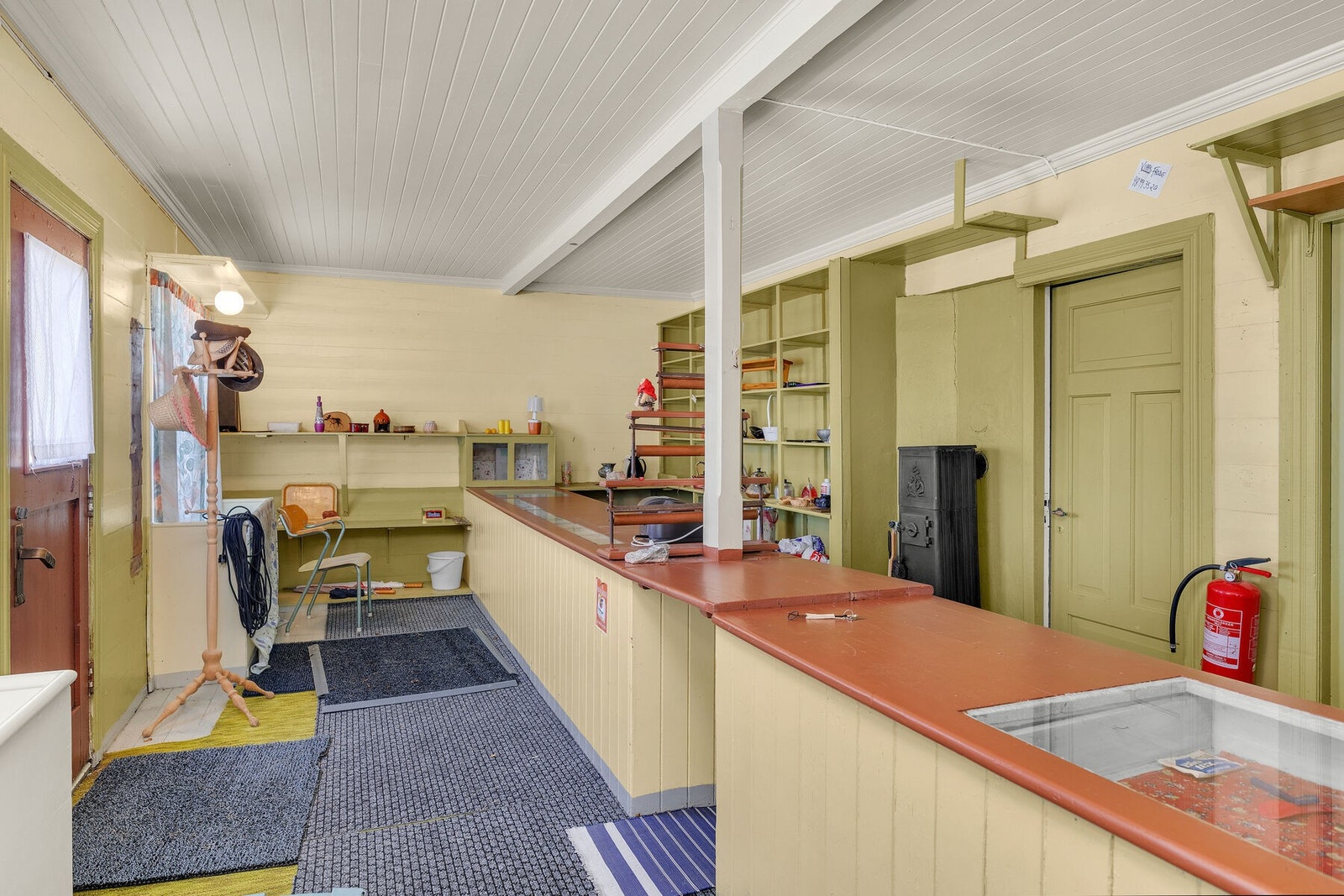 I 1. etasje ser man et stykke historie. Her har det tidligere vært butikkdrift, hvor innredningen fremdeles står igjen Galleribilde