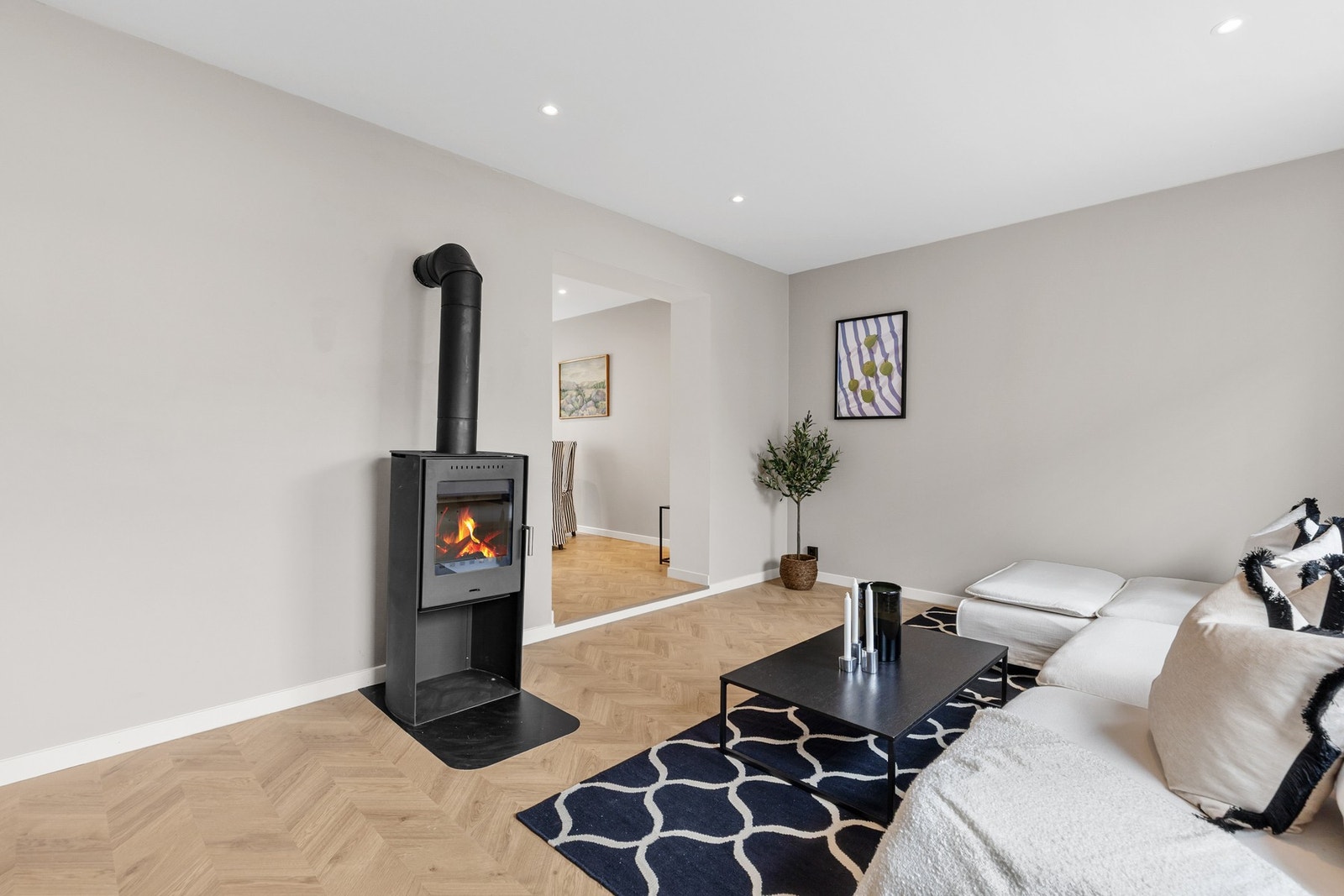 Det er montert en moderne peisovn som er god å ha på kaldere dager Galleribilde