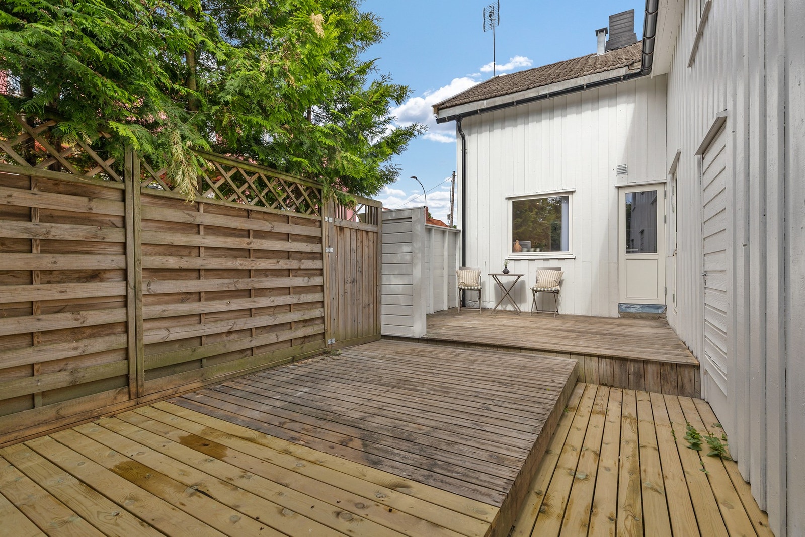 Markterrassen er på ca. 21 kvm og er godt skjermet av både gjerde og hekk Galleribilde