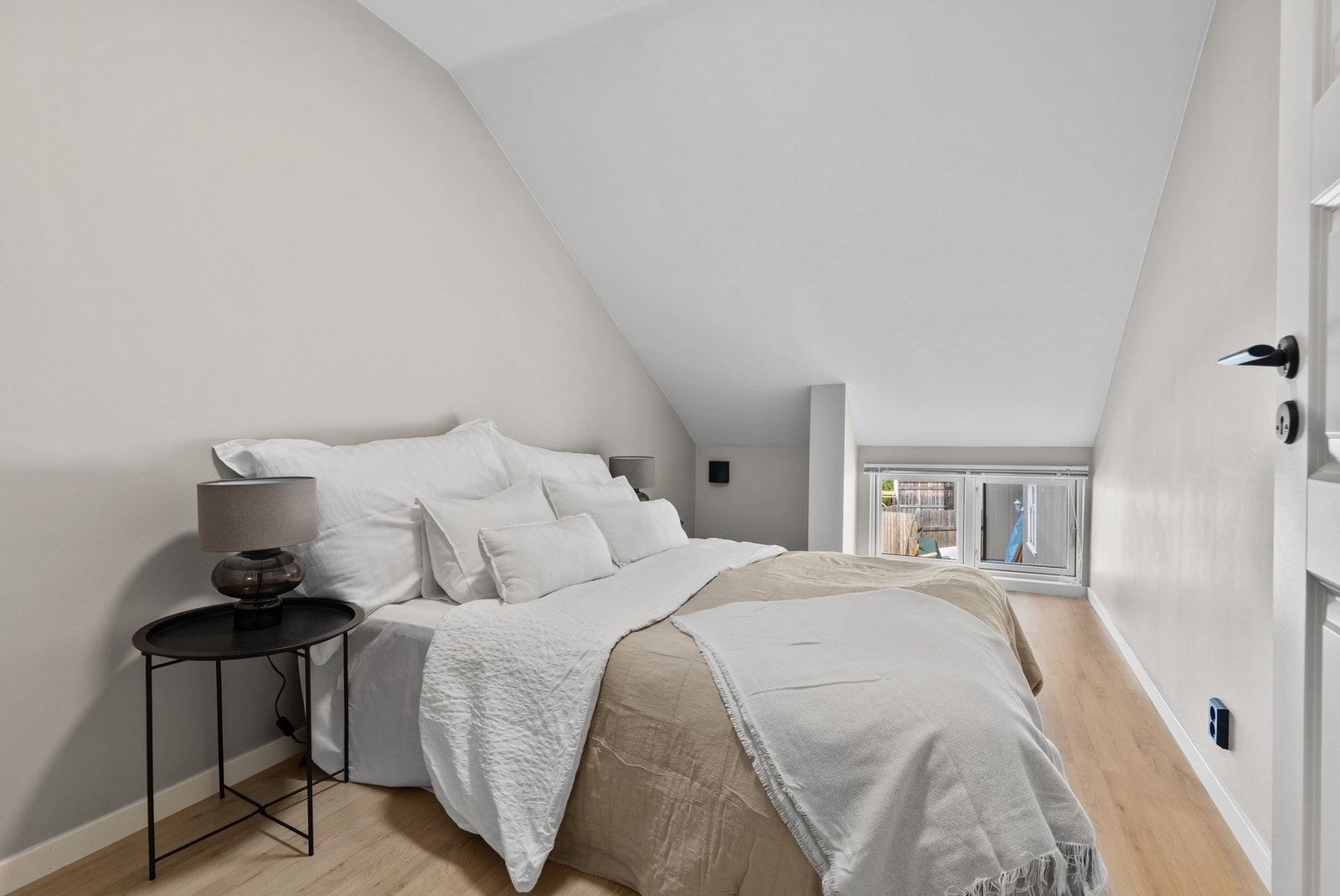 Alle rommene har laminat på gulv og malt gips på vegger og i himling Galleribilde