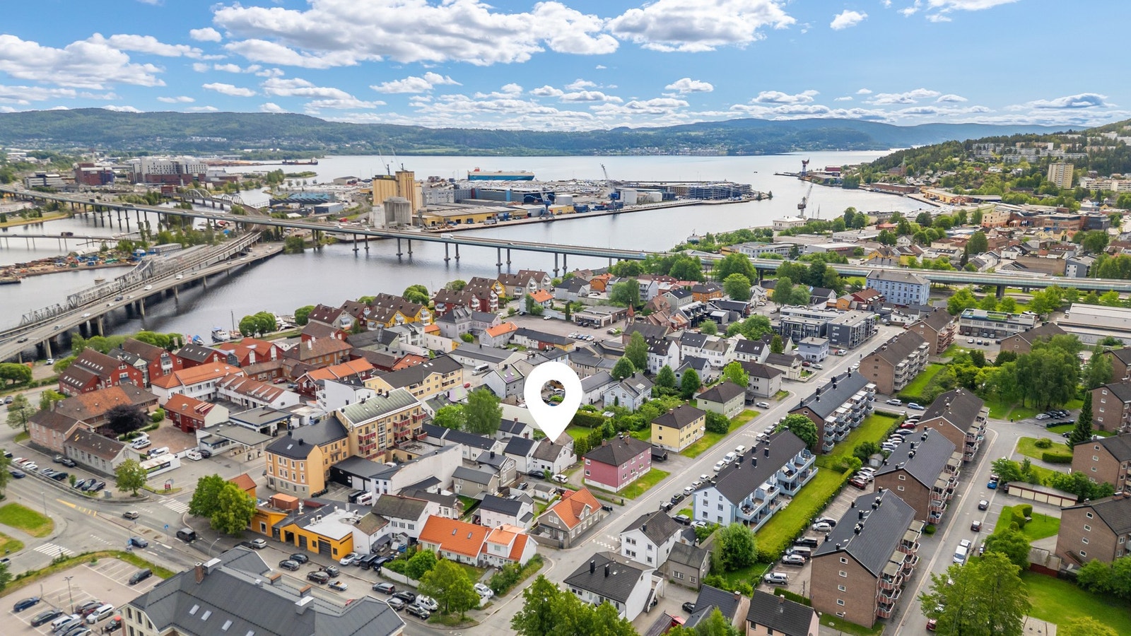 Enkel tilgang til busstopp, togstasjon og E18 - perfekt for pendlere Galleribilde