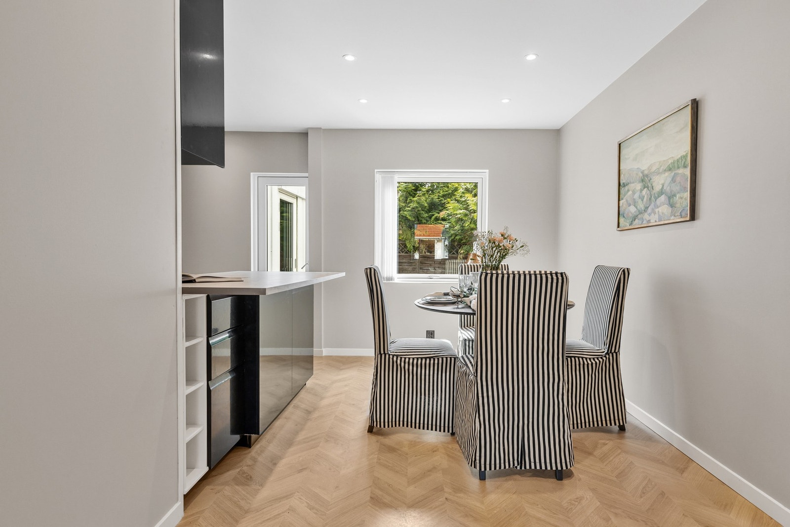 Stuen har fin plass til sofagruppe og tv-møblement, samt videre adkomst til kjøkken med plass til spisebord Galleribilde