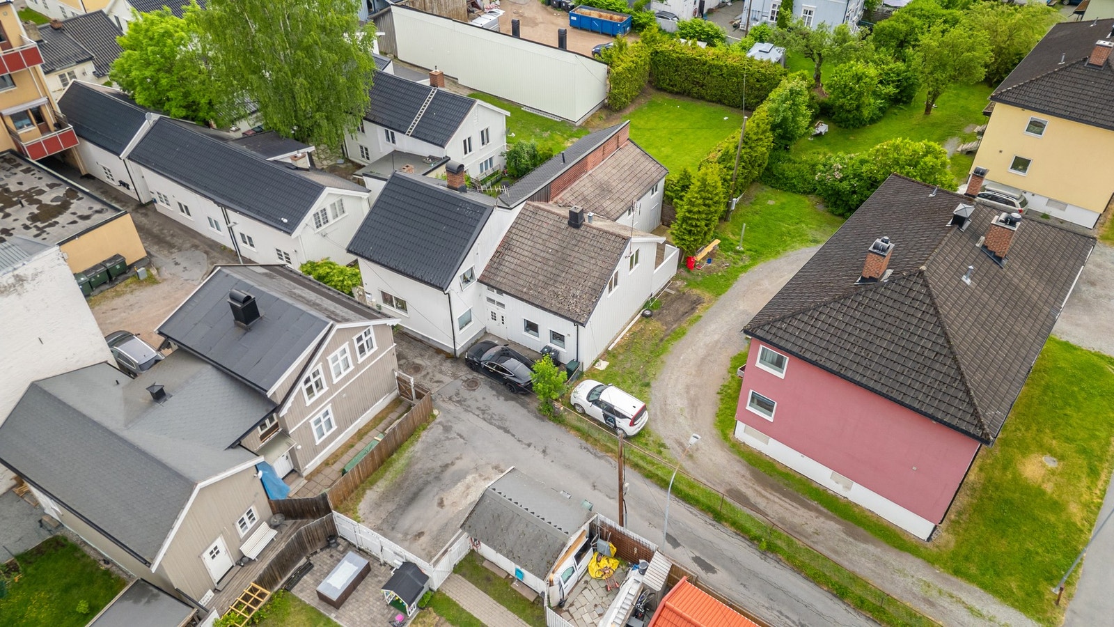 Boligen ble vesentlig oppgradert i 2024/25 med nytt elektrisk anlegg, rør-opplegg, vinduer, kjøkken, bad og overflater Galleribilde