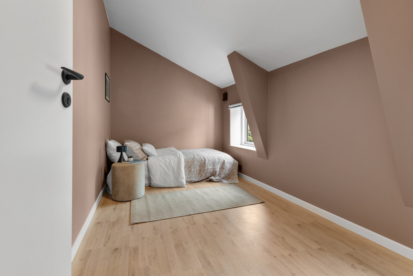 Soverom 3 er malt i en behagelig dempet beigerosa farge Galleribilde