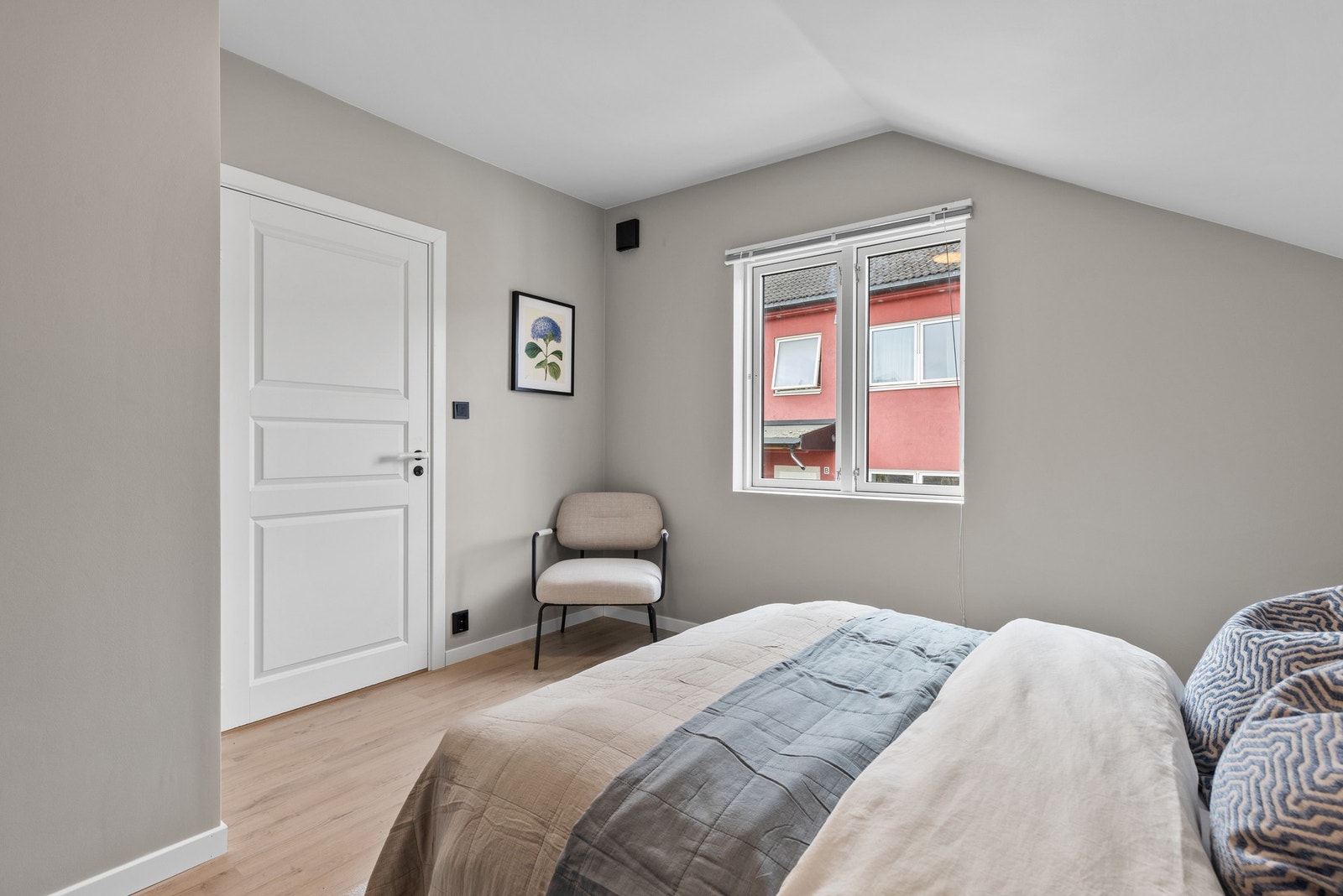 Tre av soverommene har fin plass til dobbeltseng og nattbord Galleribilde