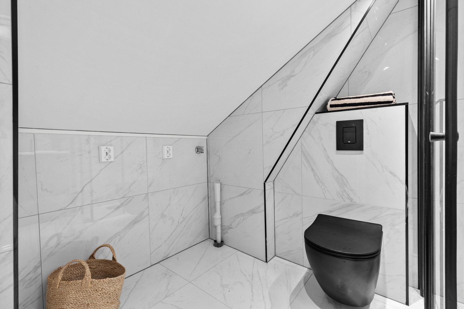 Videre er det opplegg for vaskemaskin og tørketrommel samt avtrekk via mekanisk ventilasjon Galleribilde