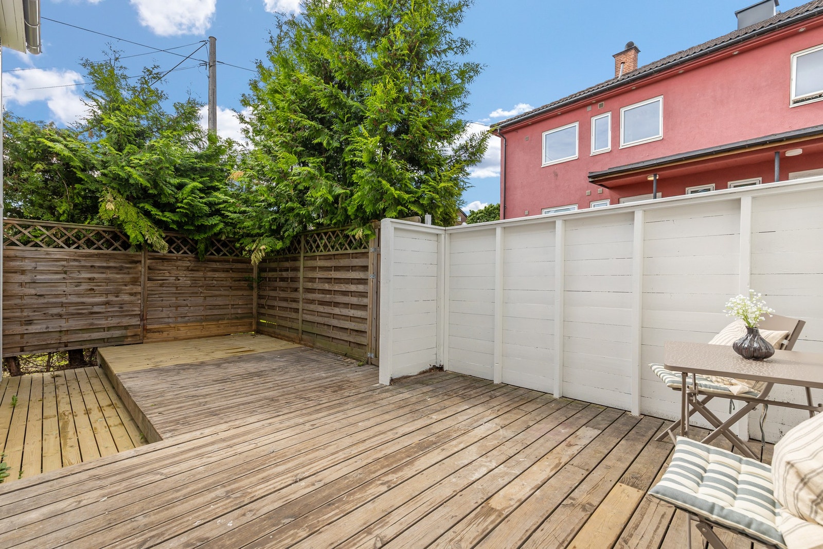 Fin plass til å innrede med ønsket utemøblement Galleribilde