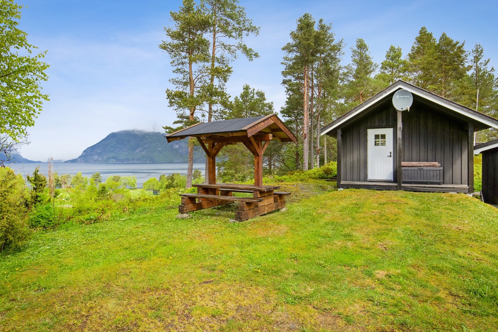 Flott utsikt utover fjorden! Galleribilde