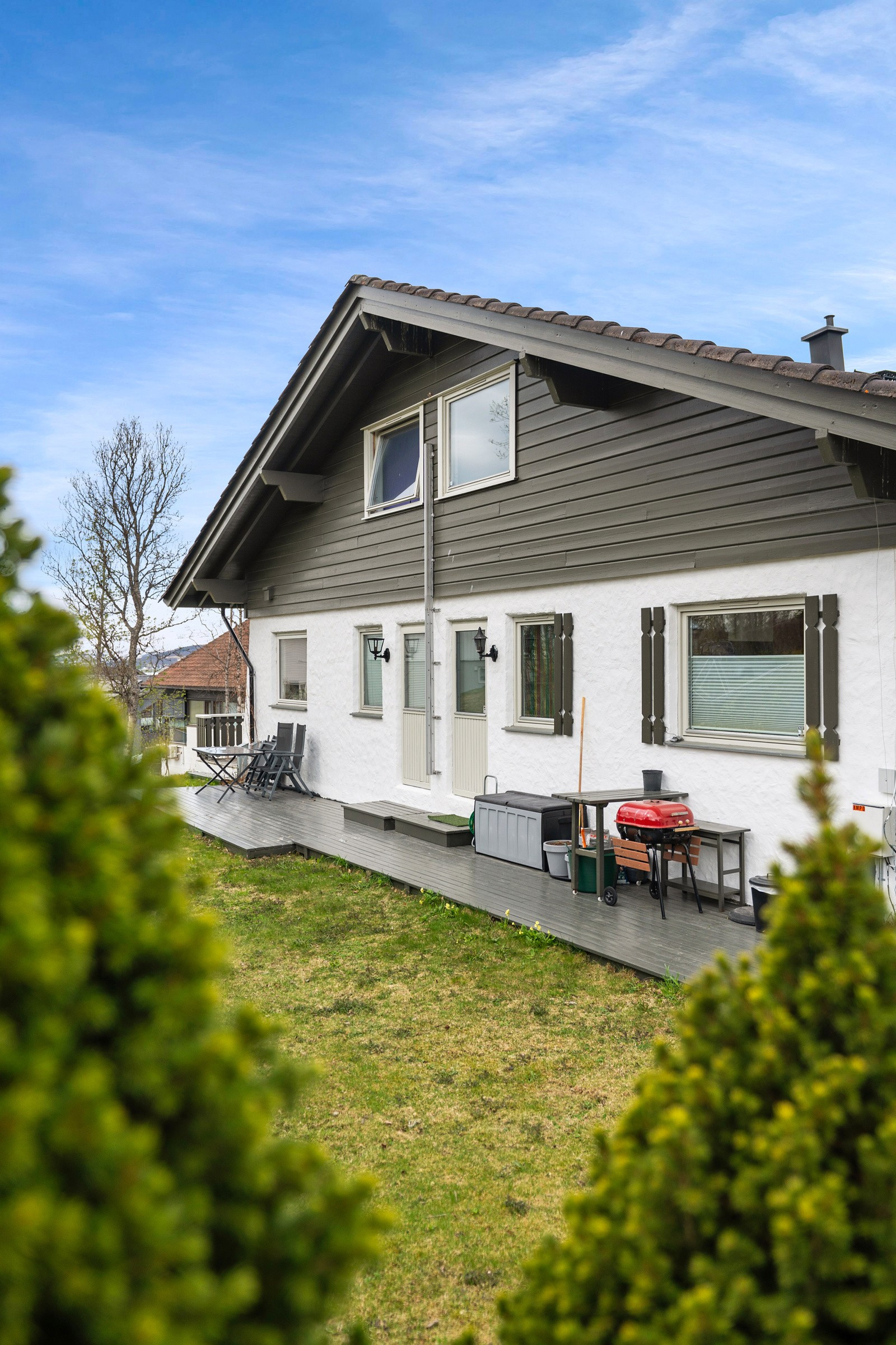 Plen med plass til både trampoline og hageaktiviteter.