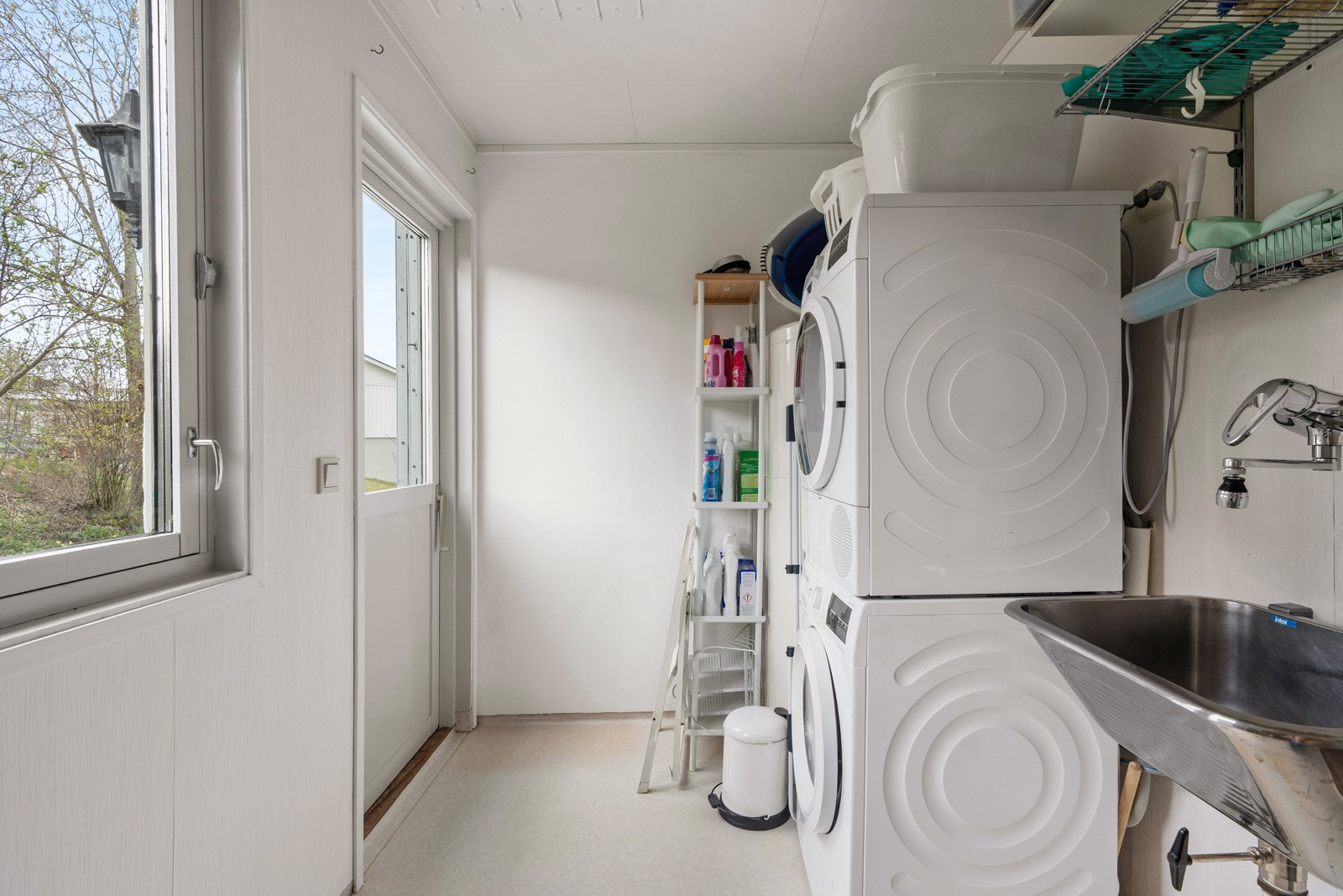 Praktisk vaskerom med god plass til både vaskemaskin og tørketrommel.