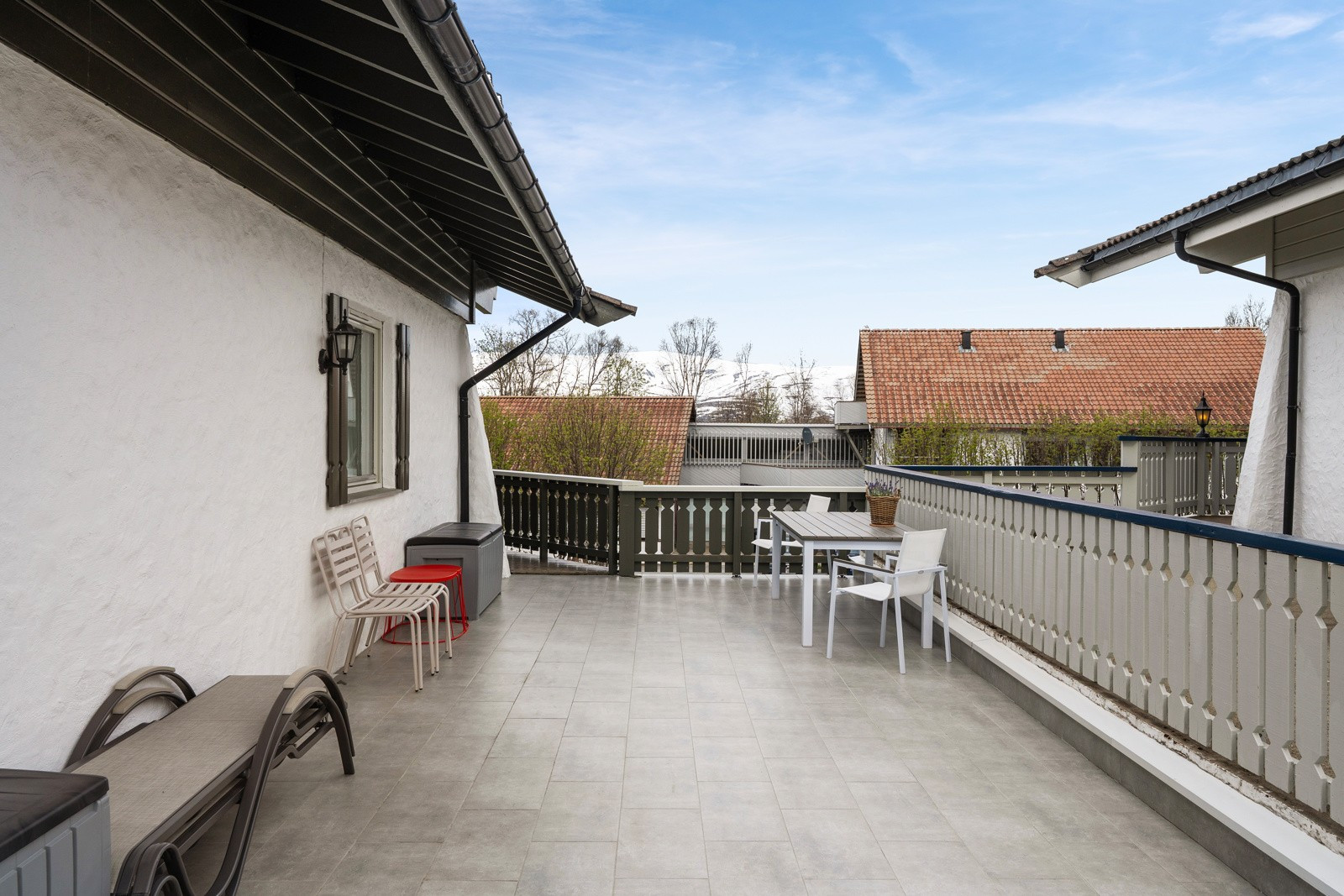 Stor nordvendt terrasse med utgang fra stua, her har du god plass til utemøblement av eget ønske og grill.