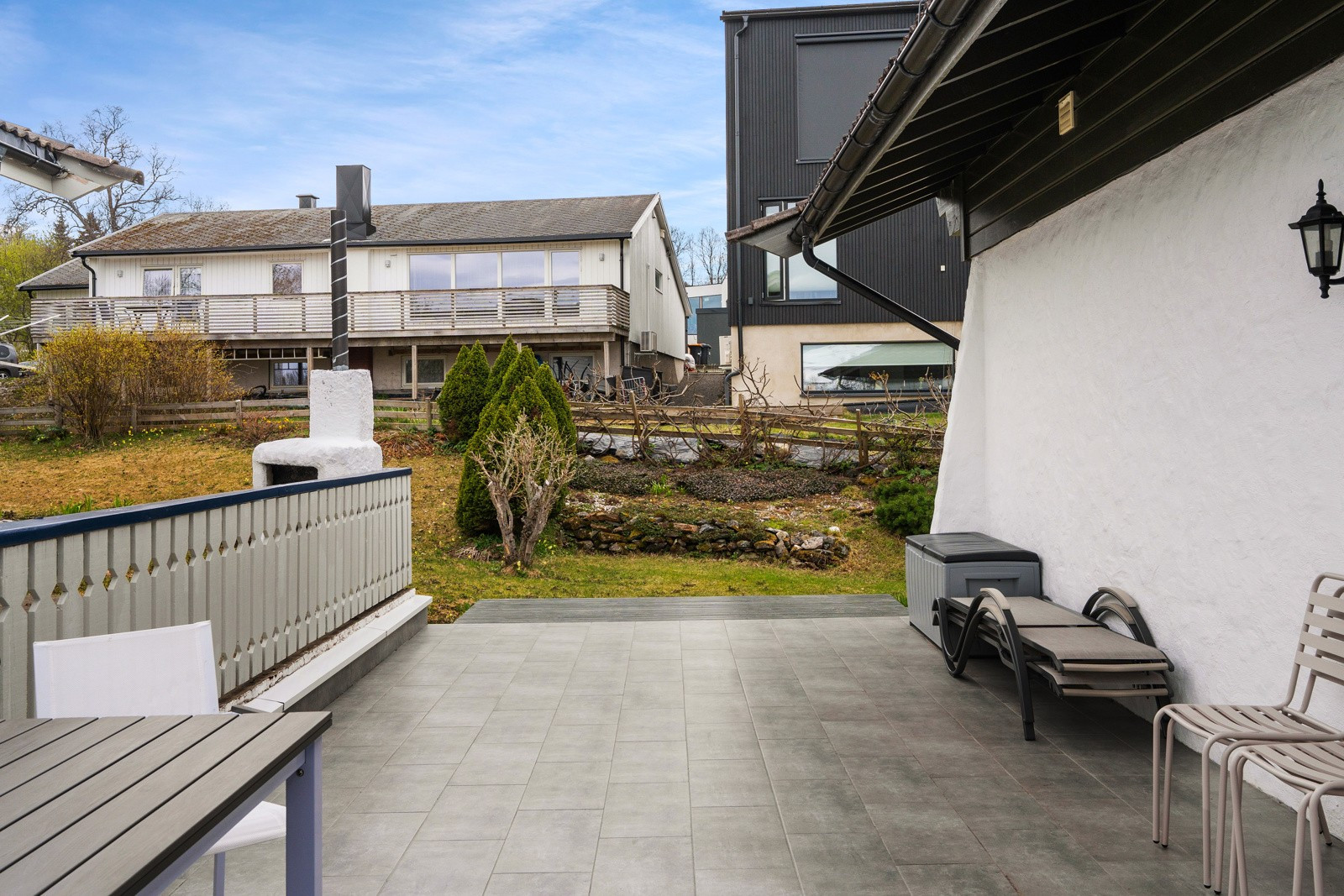 Herlig uteplass med utsikt og gode solforhold, perfekt for rolige ettermiddager.