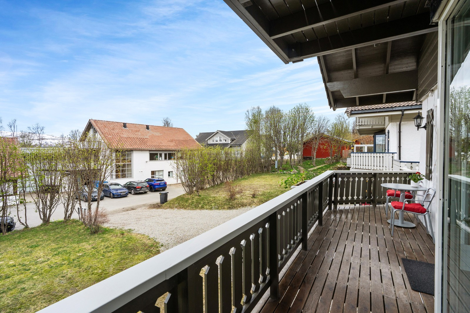 Verandaen strekker seg langs huset.
