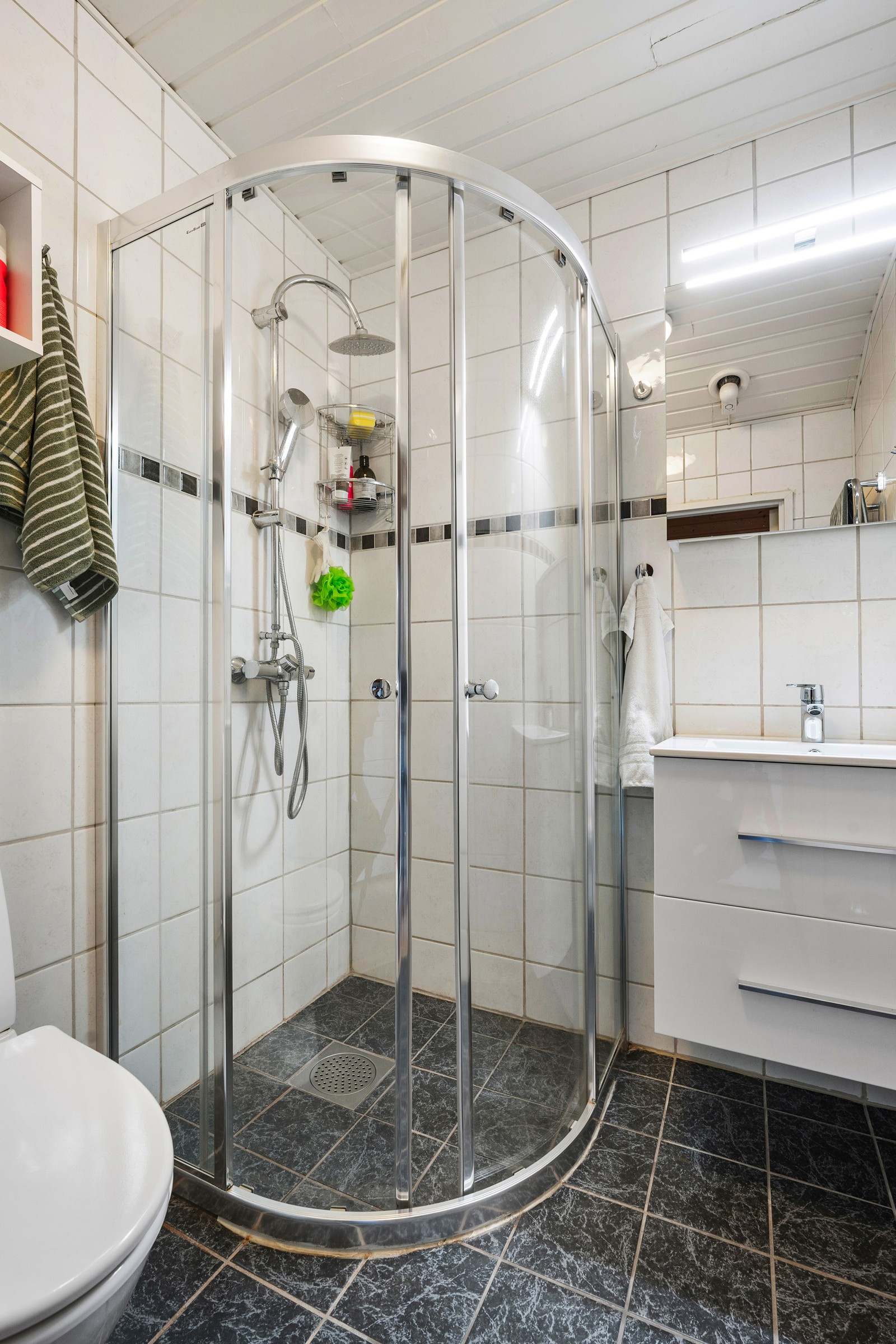 Badet i 3.etasje er pent flislagt og er utformet med plass til alle dagligdagse gjøremål.