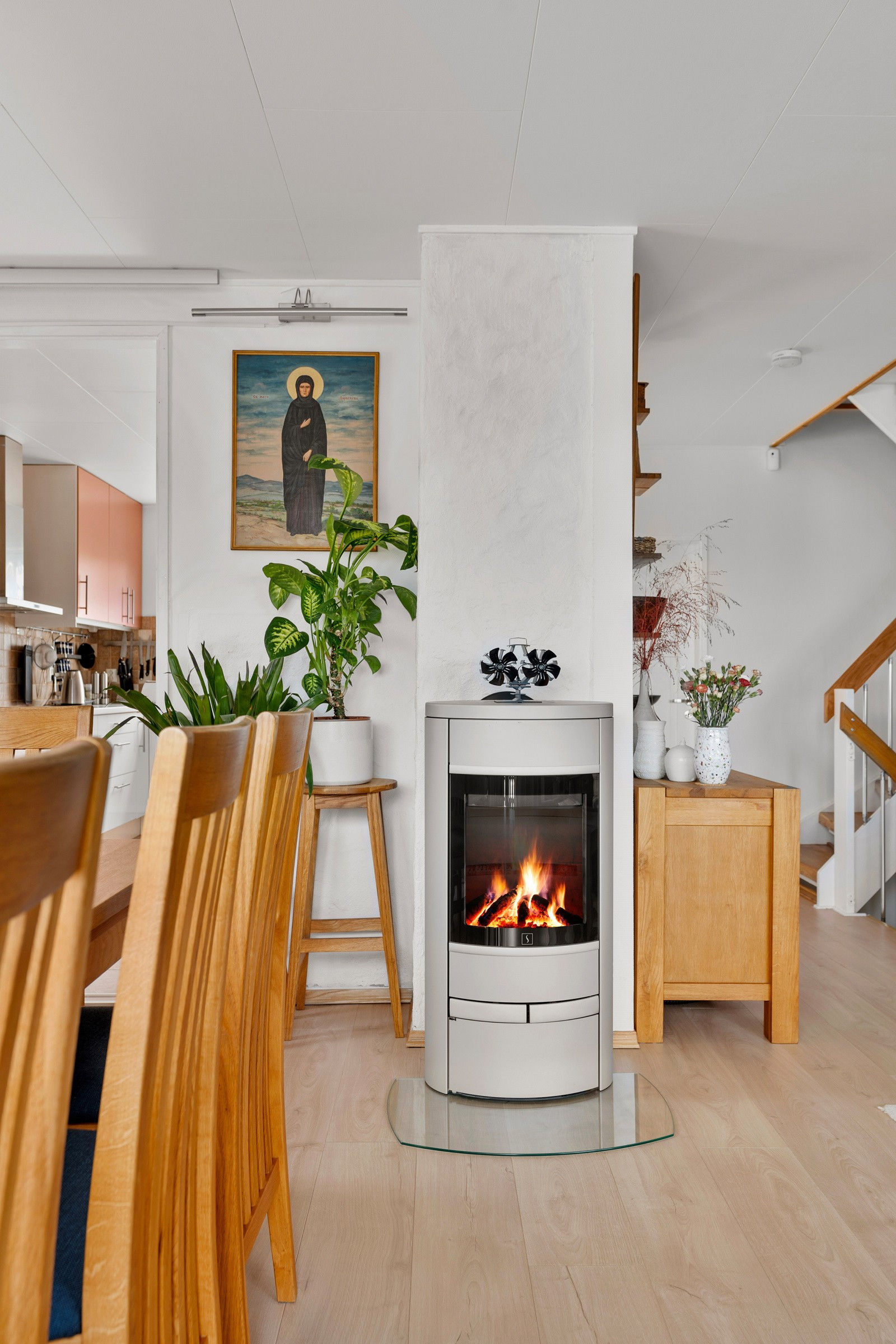 Vedfyring for effektiv oppvarming og lave energikostnader.