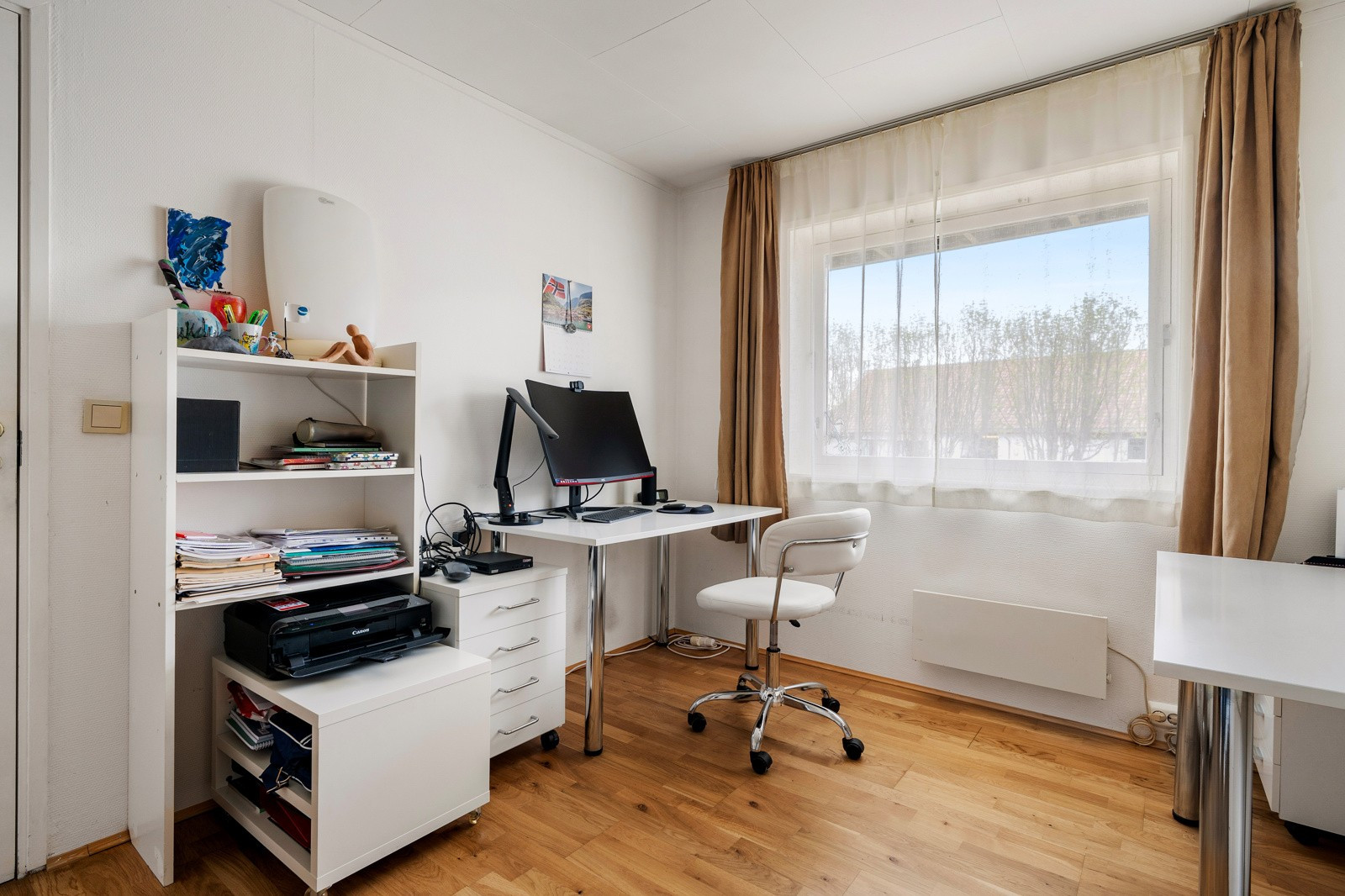 Soverom 1. Lyst og fint. Egner seg godt til gjesterom, kontor eller barnerom.
