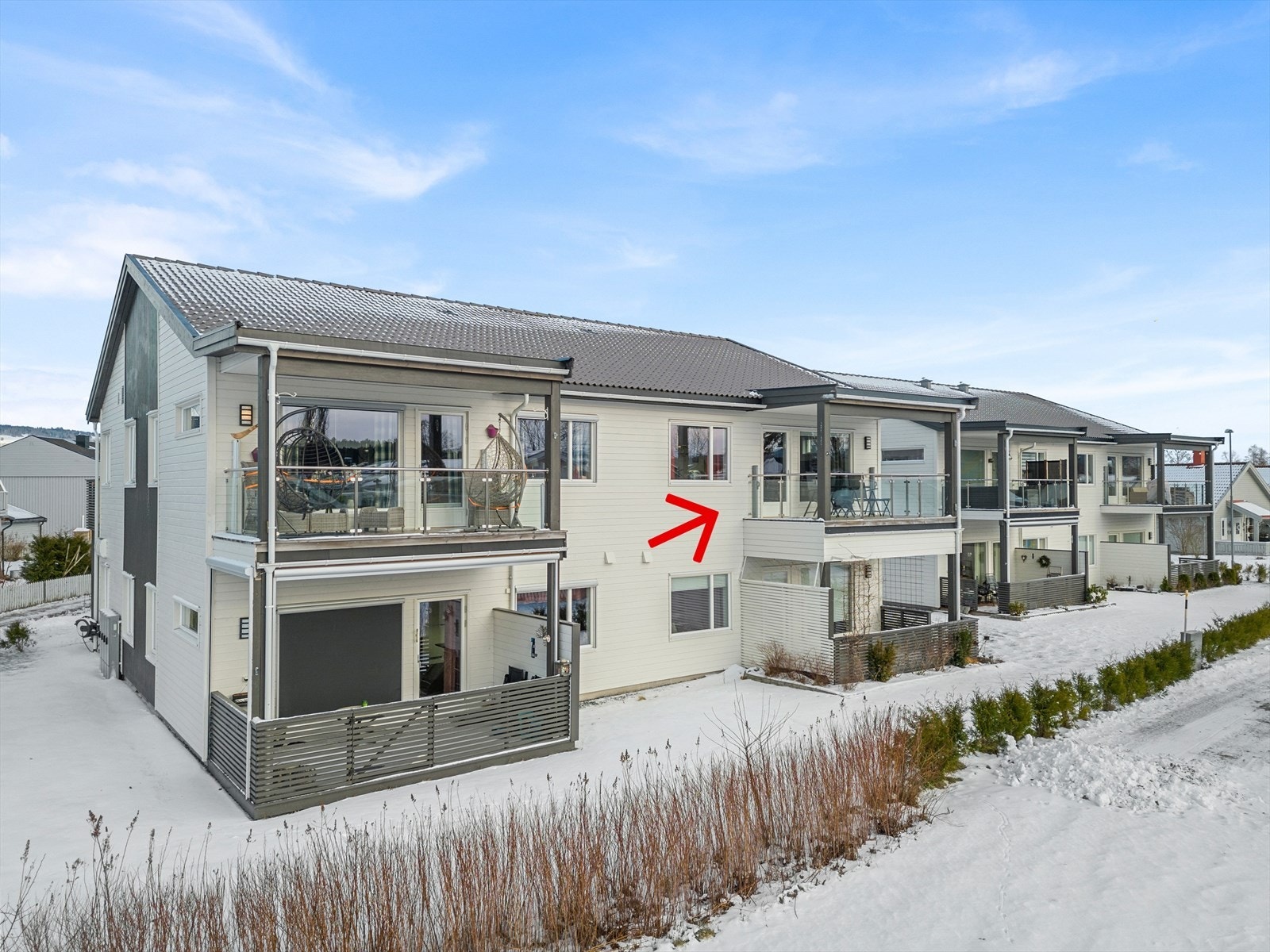 Beliggenheten er sentral og barnevennlig, med gangavstand til buss, Ørmelen skole og fine turmuligheter. Galleribilde