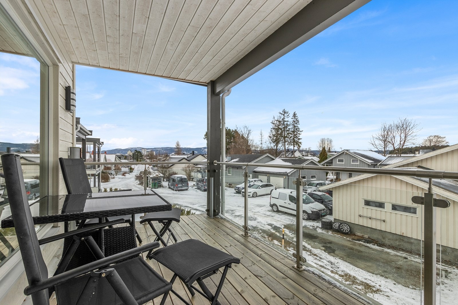 Stuen har utgang til en overbygd balkong på ca. 9 m², utstyrt med belysning og stilrent glassrekkverk. Galleribilde