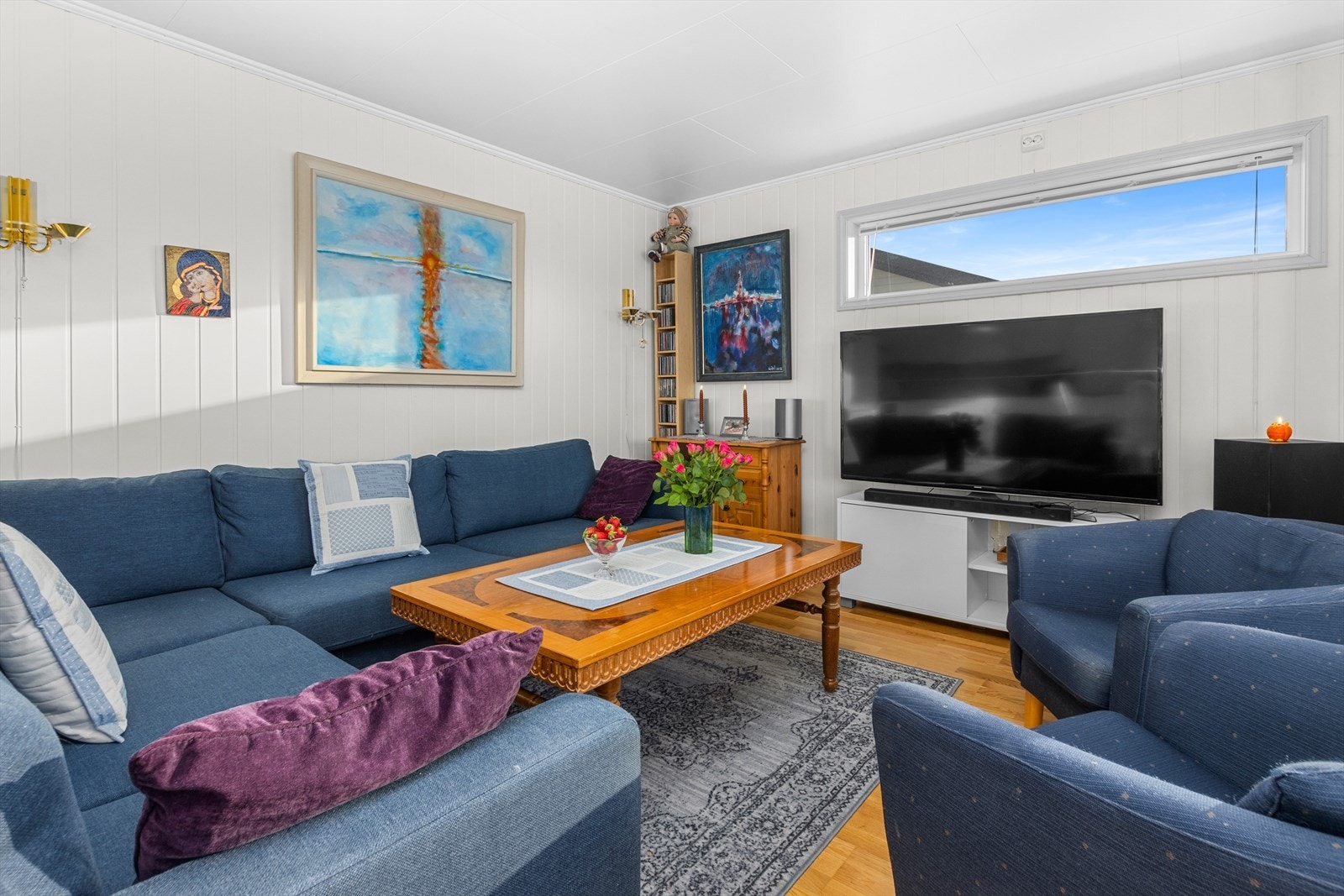 Leiligheten ble ferdigstilt i 2019 og er holdt i en nøytral fargepalett. Galleribilde