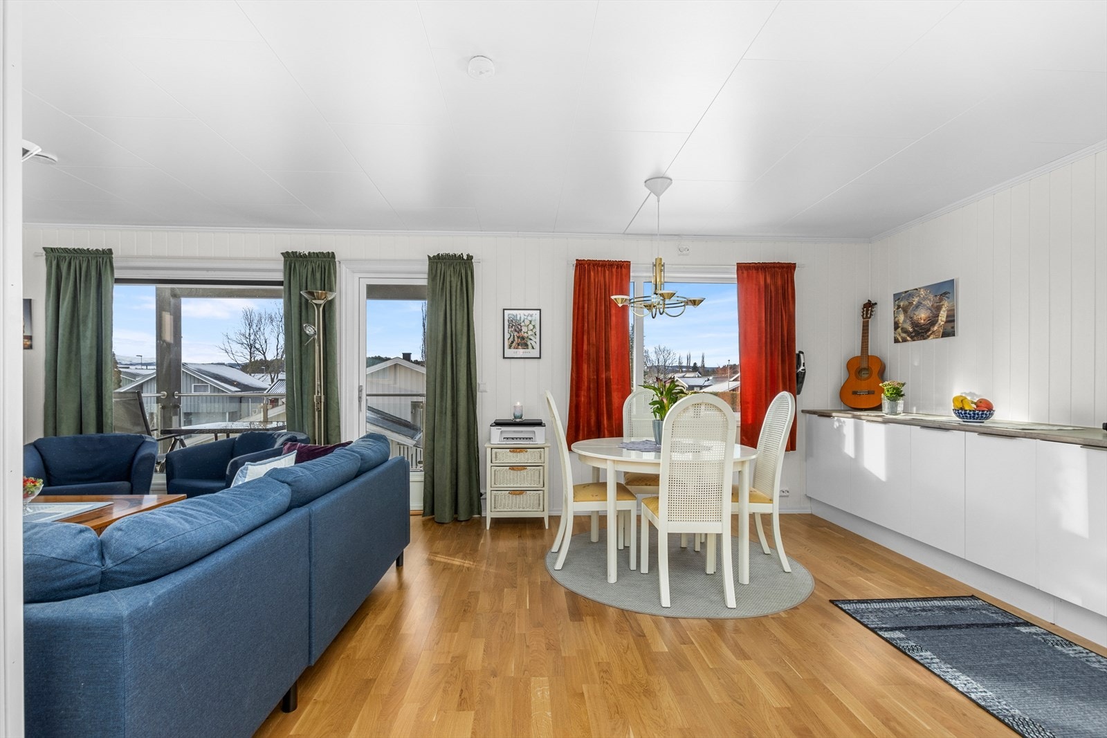 Stuen og kjøkkenet utgjør et åpent allrom, som innbyr til hygge fra tidlig morgen til sent på kveld. Galleribilde