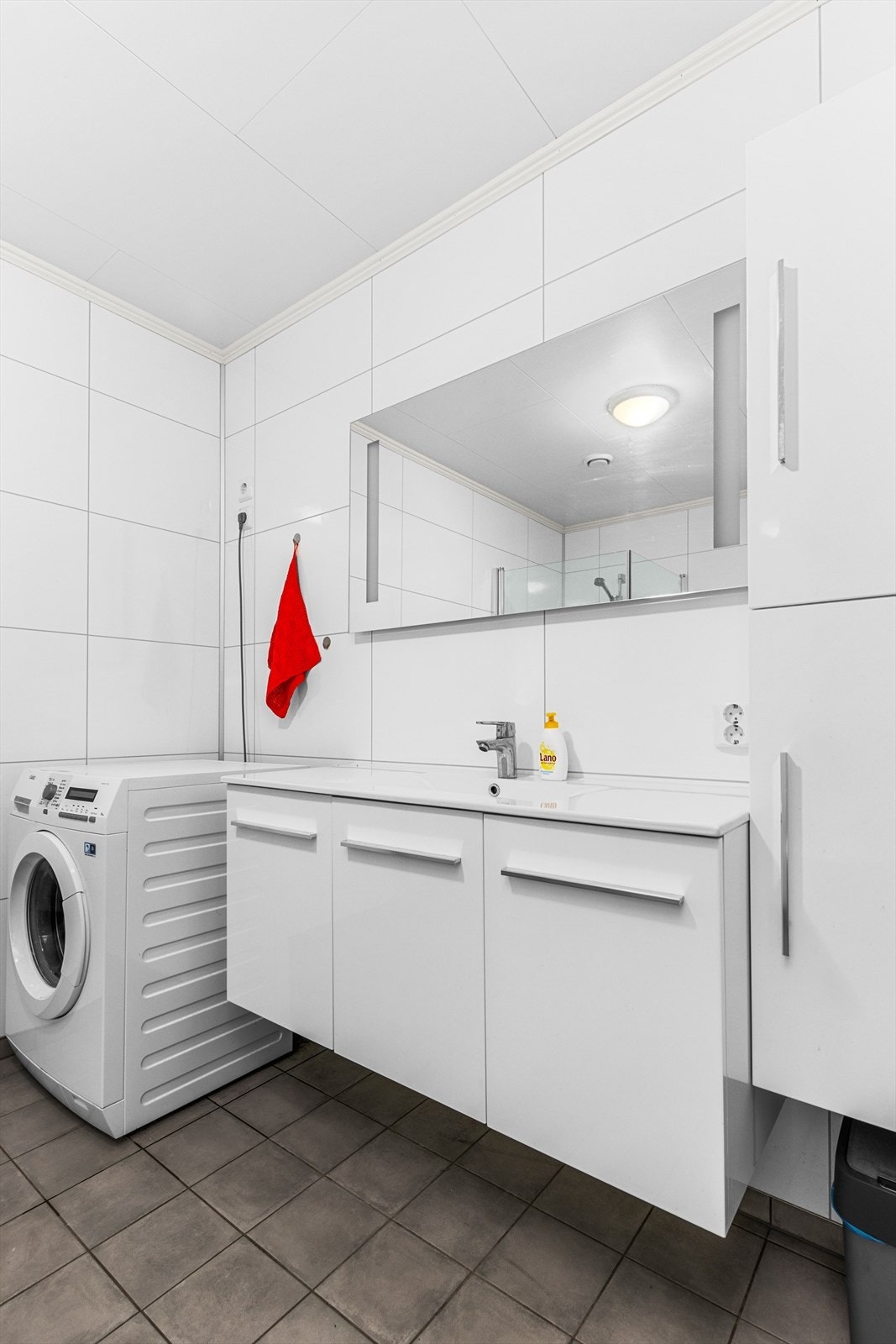 Baderomsinnredningen gir god plass til oppbevaring av håndklær og hygieneartikler. Galleribilde