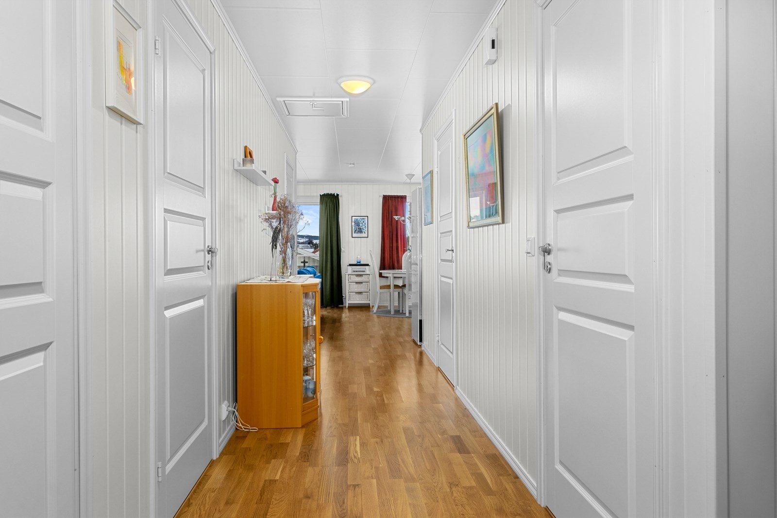 Med unntak av soverommene, oppvarmes alle rommene med vannbåren gulvvarme. Galleribilde