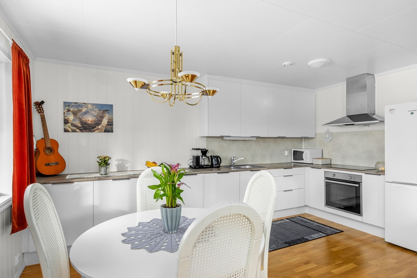 For et luftigere uttrykk er flere overskap droppet til fordel for åpne flater, men det er likevel god skapplass. Galleribilde