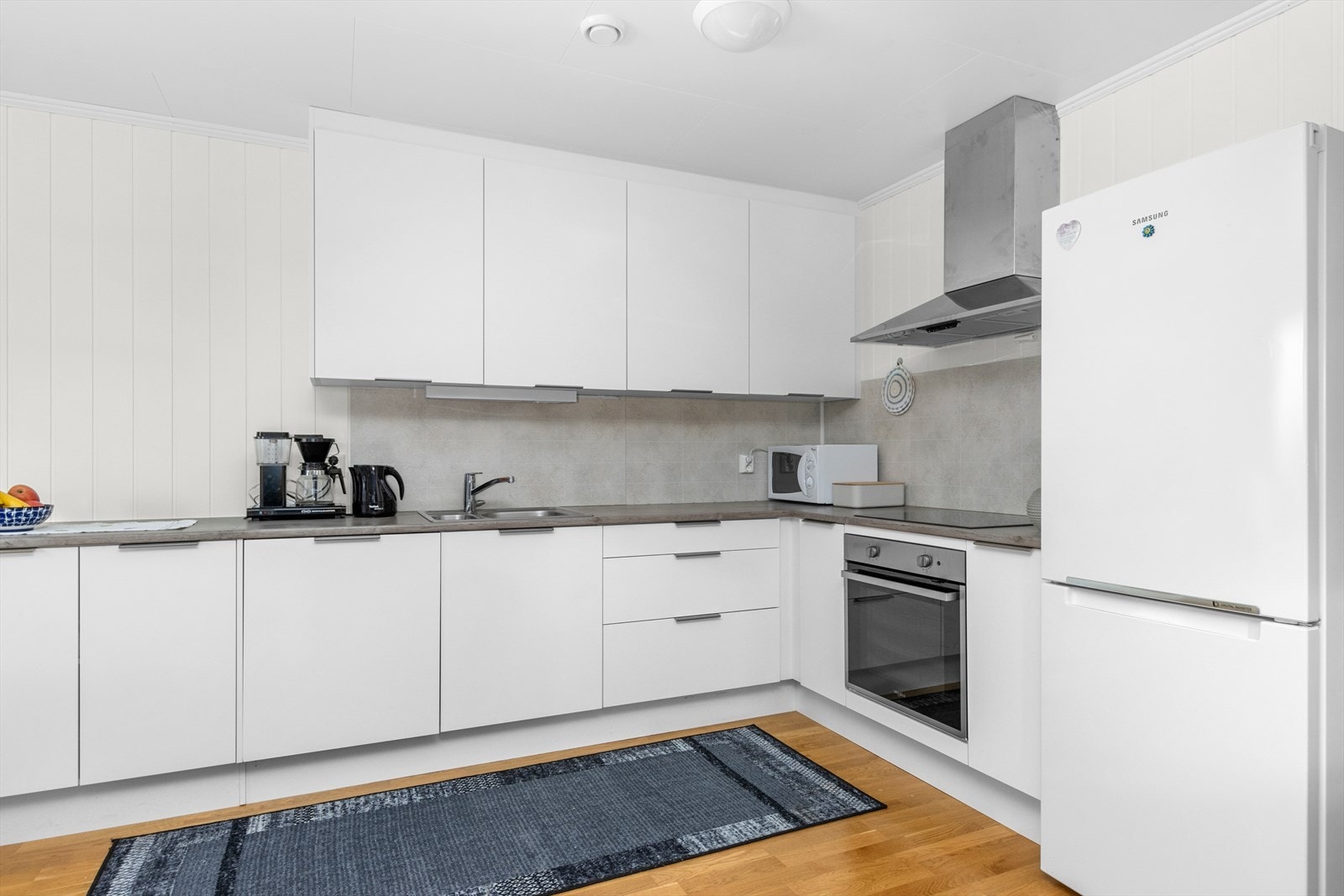 Integrert i innredningen har kjøkkenet platetopp, stekeovn og oppvaskmaskin. Galleribilde