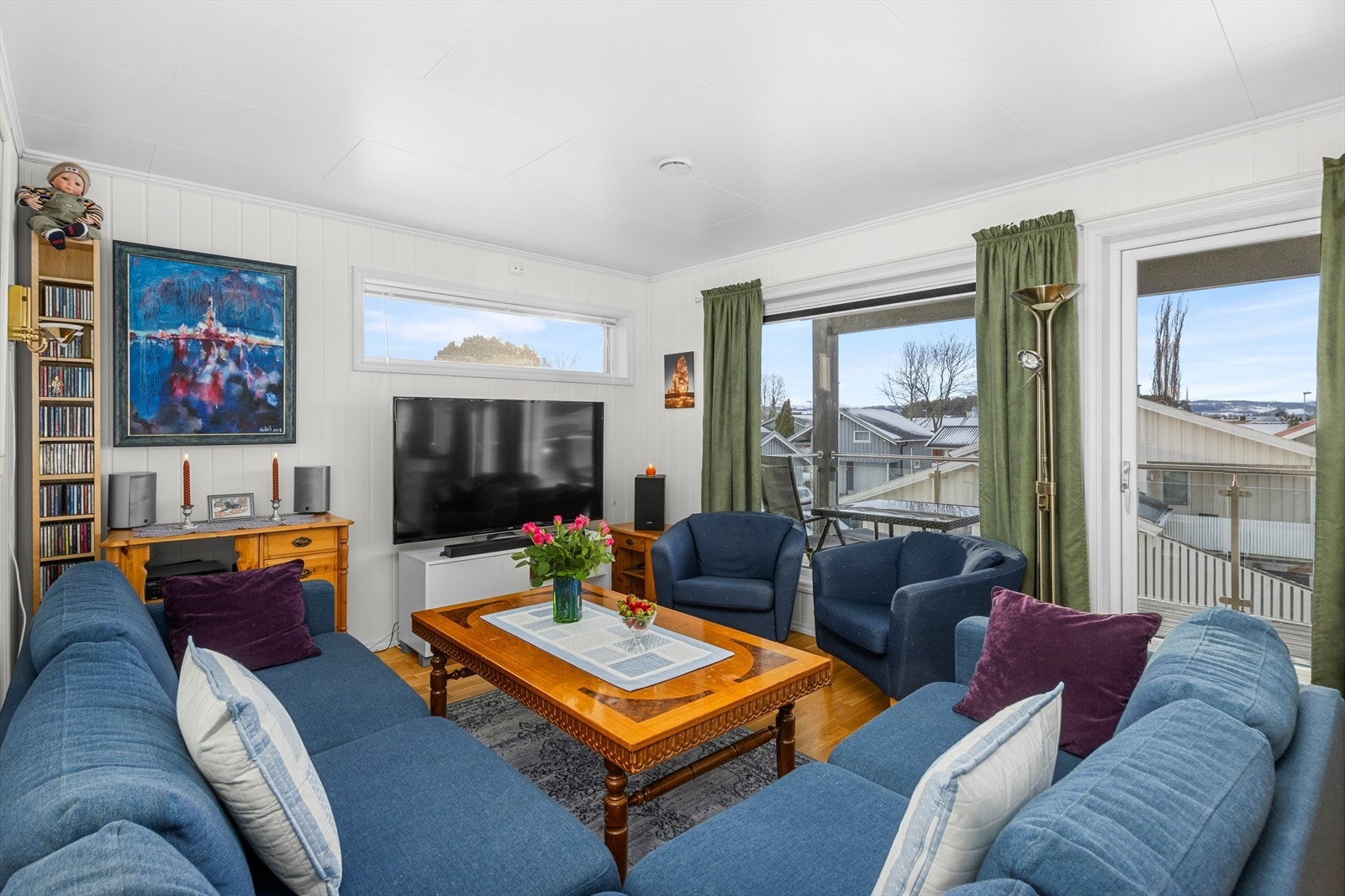 Stuen er naturlig inndelt i ulike brukssoner, og det passer utmerket å innrede med spisebord ved kjøkkenet. Galleribilde