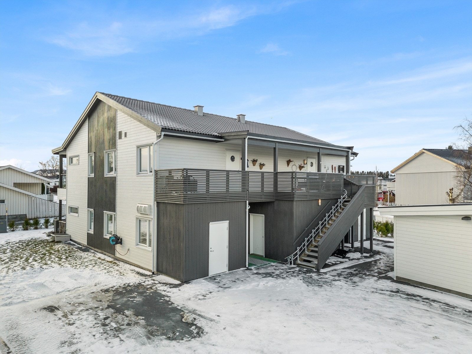 Leiligheten disponerer en utebod og en egen parkeringsplass i en felles carport. Galleribilde