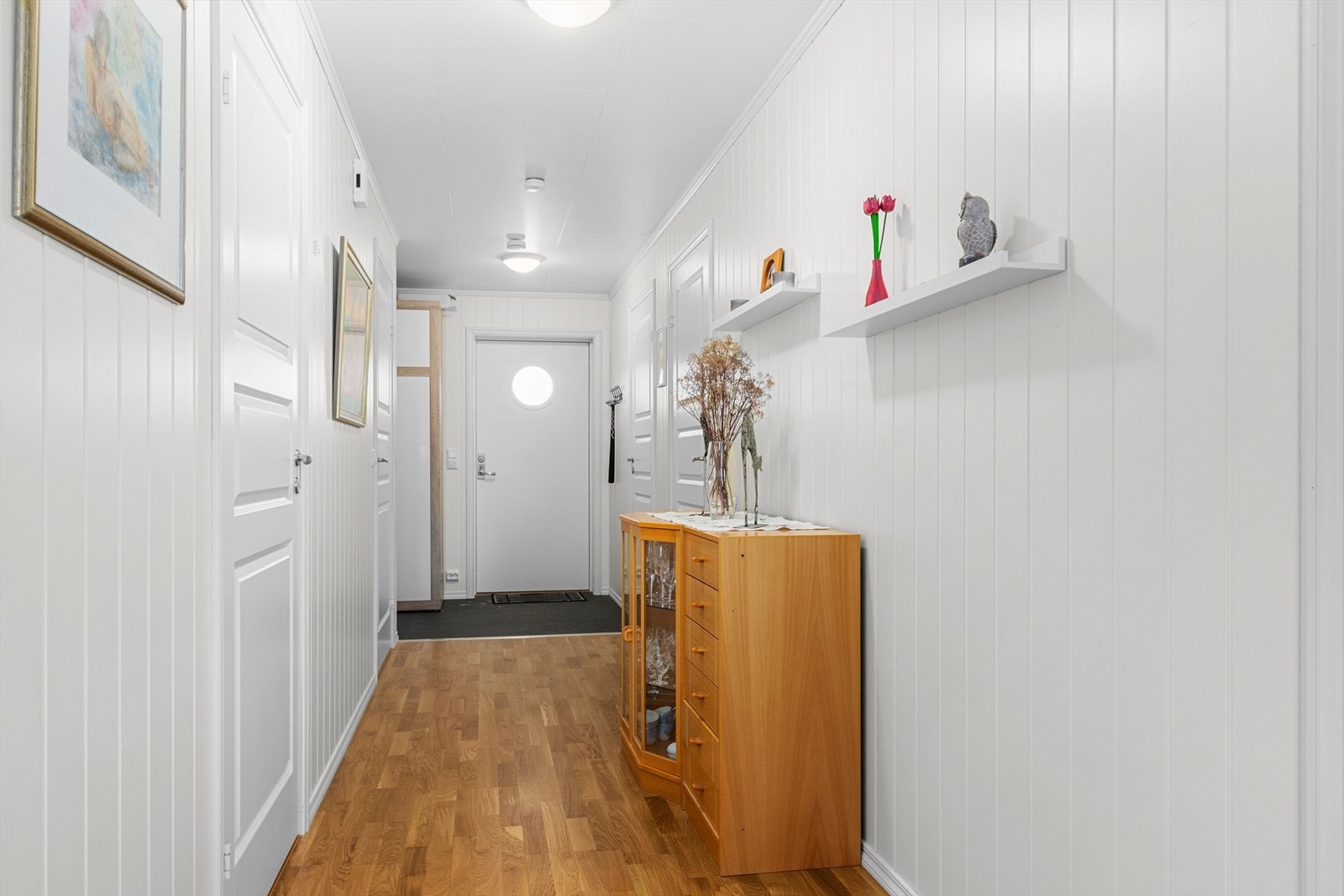 Yttertøyet ryddes enkelt bort i et garderobeskap, og entreen har dør inn til en praktisk bod. Galleribilde