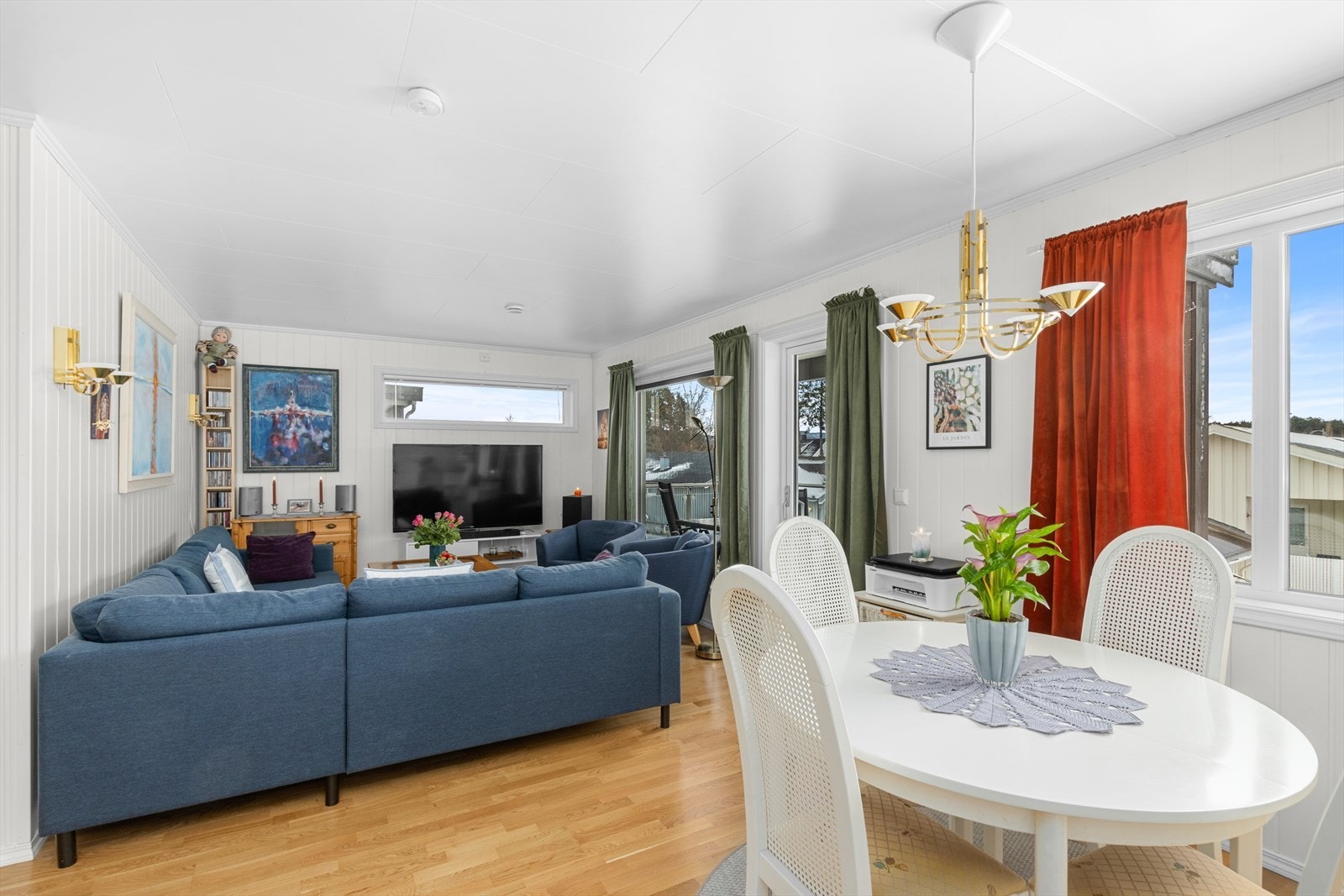 Store vinduer i front slipper inn godt med dagslys, og det også er et lite vindu i en annen himmelretning. Galleribilde