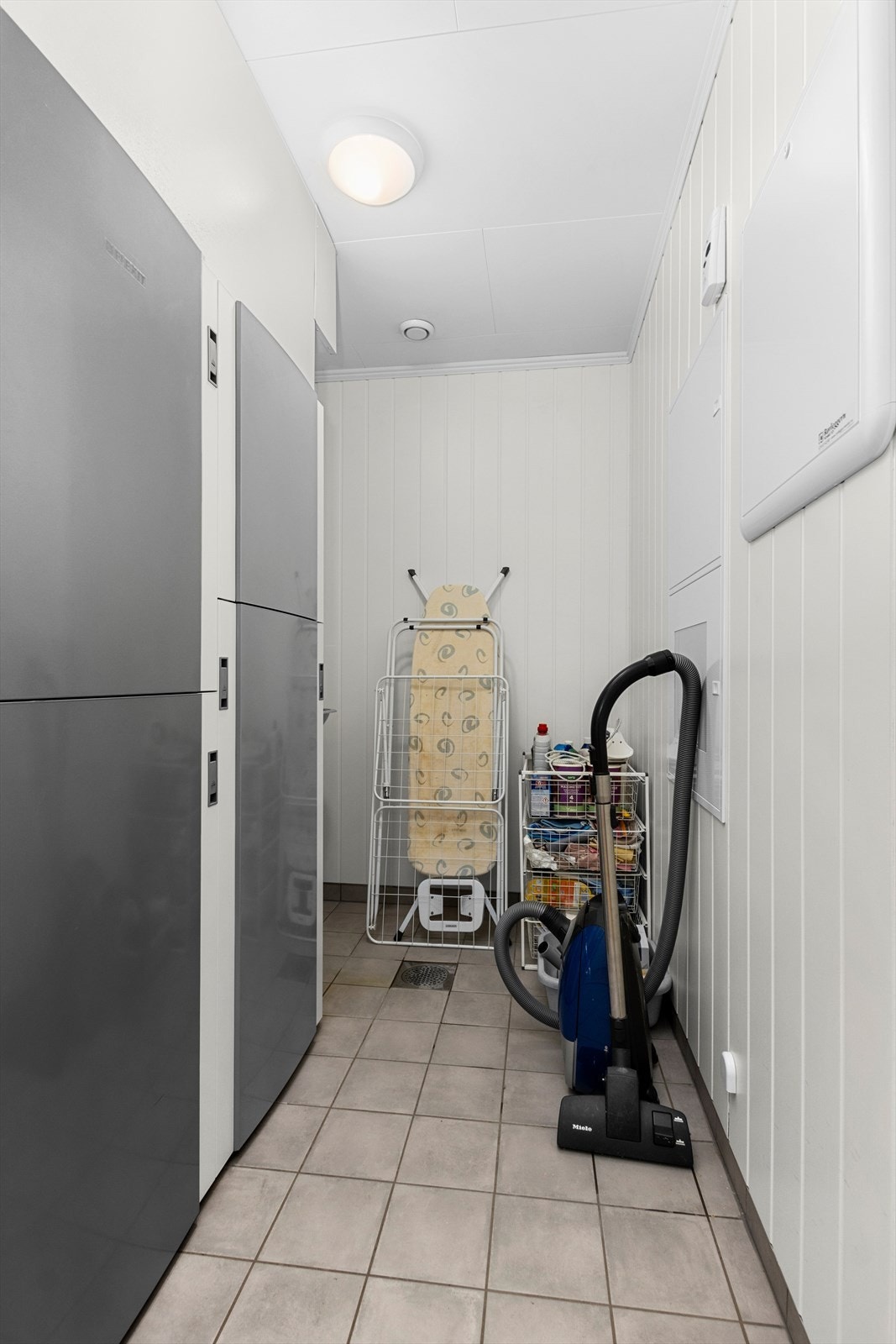 Leiligheten har et teknisk rom med sikringsskap og balansert ventilasjonsanlegg. Galleribilde