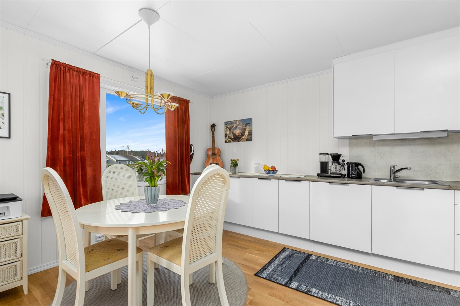 Kjøkkenet er oppført i en funksjonell L-form med god arbeidsflyt og benkeplass. Galleribilde