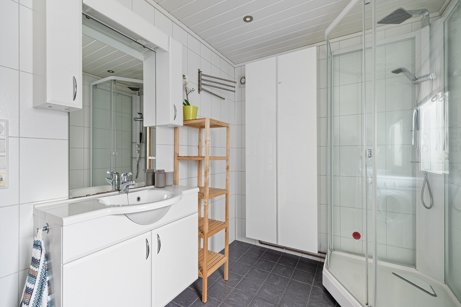 Rikelig med skapplass, downlights i himling samt dusjkabinett med regndusj for litt ekstra luksus Galleribilde