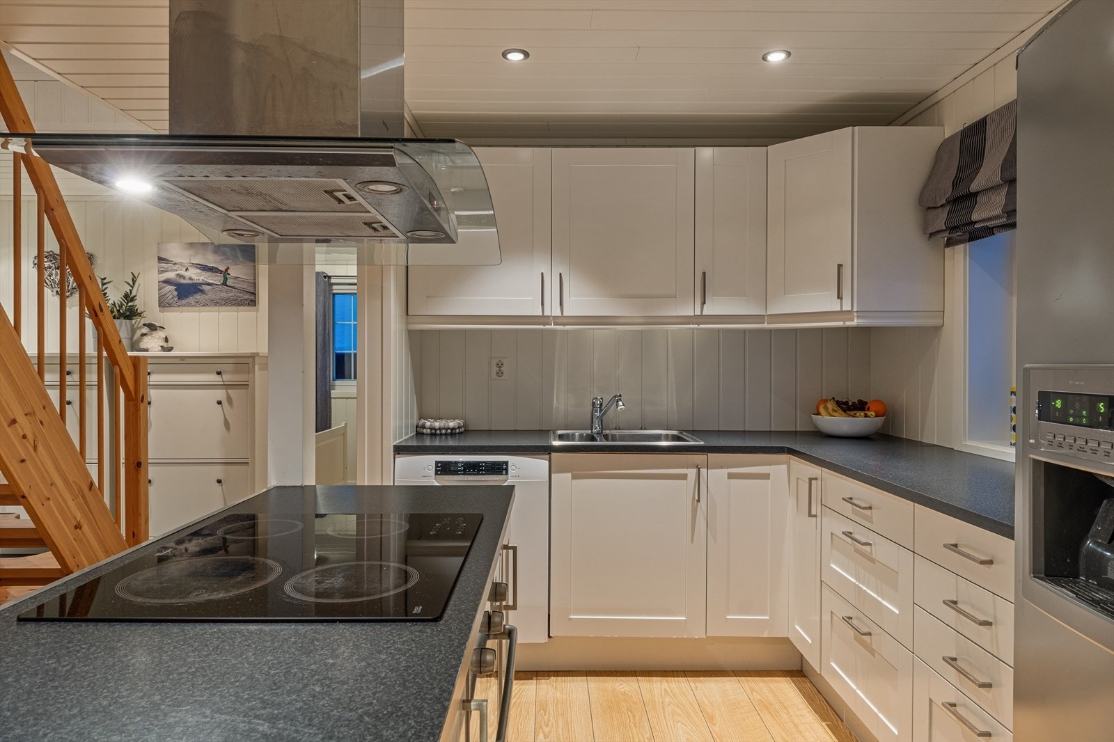 Praktisk kjøkken med god oppbevaring- og benkeplass Galleribilde