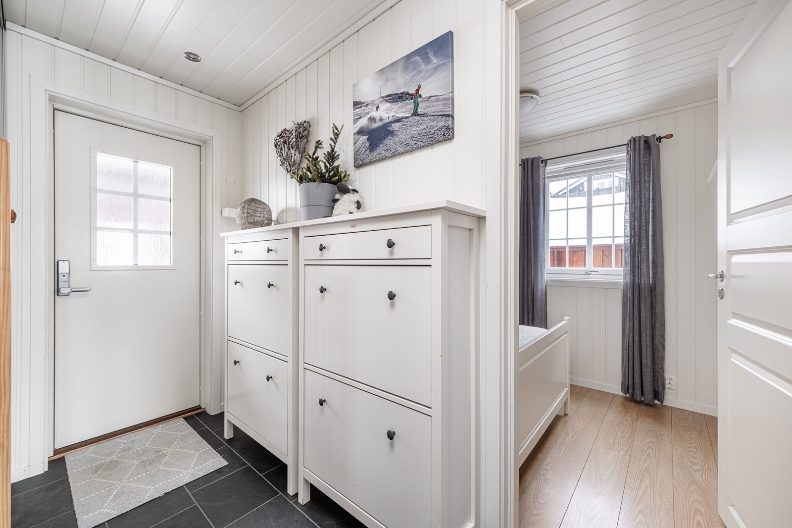 Kodelås på ytterdør, downlights i himling og to skoskap som medfølger Galleribilde