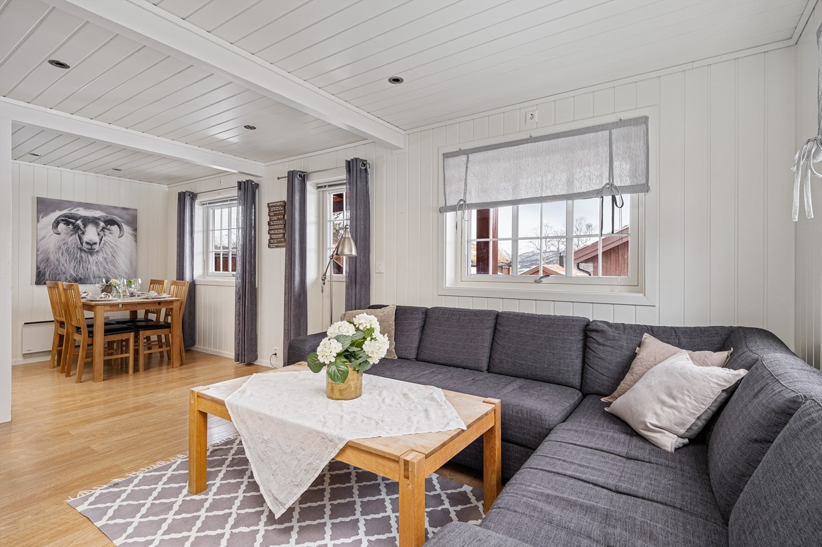 Stue og kjøkken i åpen, moderne løsning Galleribilde