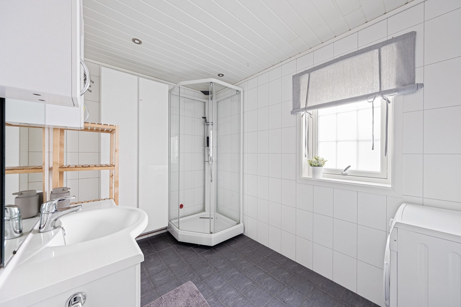 Romslig på 7 kvm. med flis på gulv med behagelig gulvvarme og opplegg for vaskemaskin Galleribilde