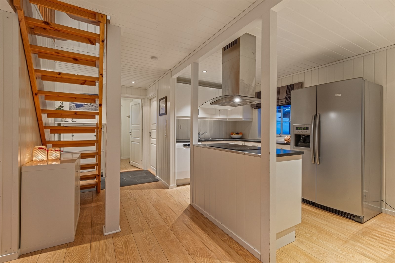 Kjøkken med praktisk kjøkkenøy med integrert stekeovn og platetopp. Galleribilde