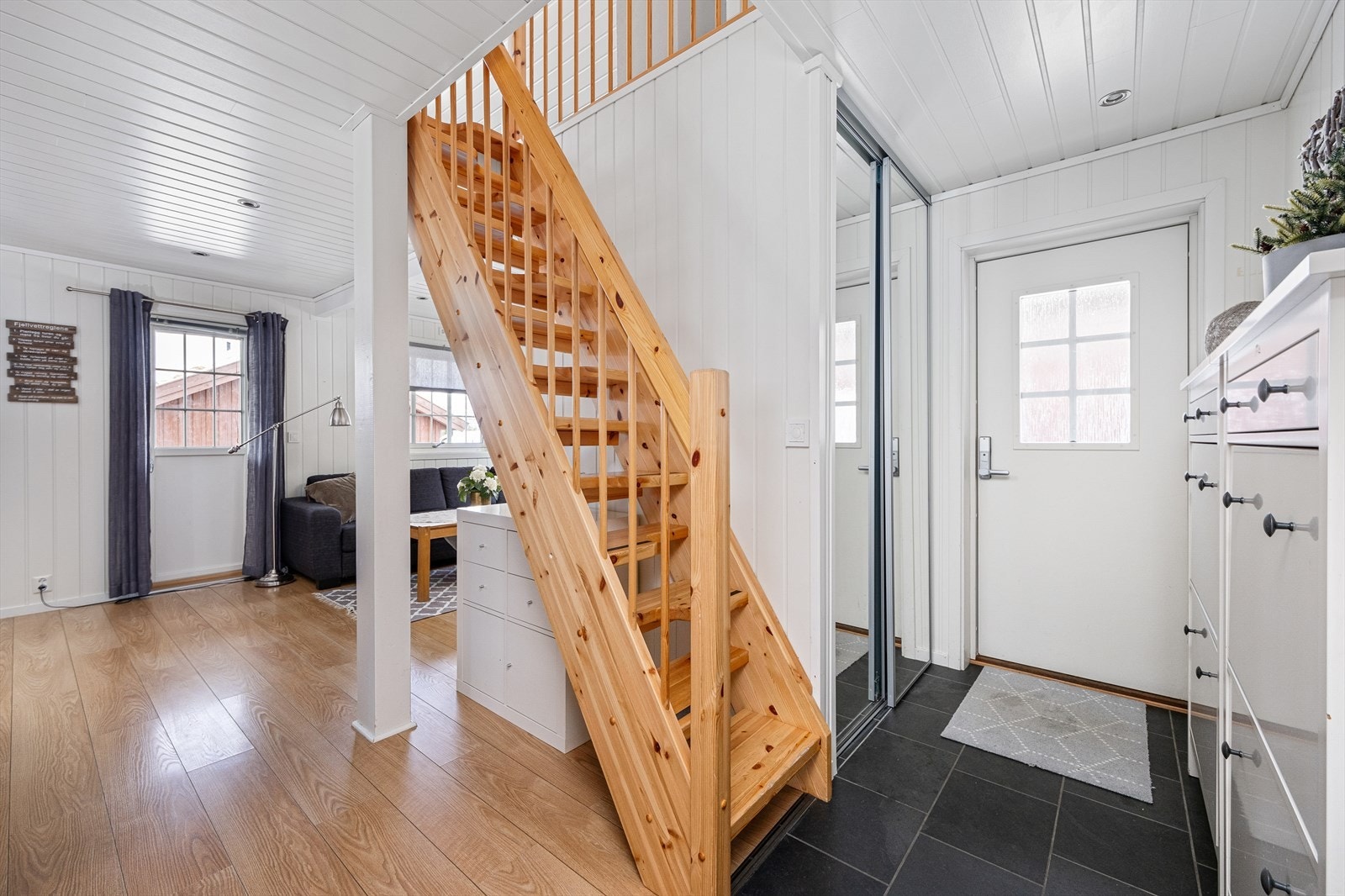 Entré/gang med flis på gulv med gulvvarm og skyvedørsgarderobe med speilfronter Galleribilde