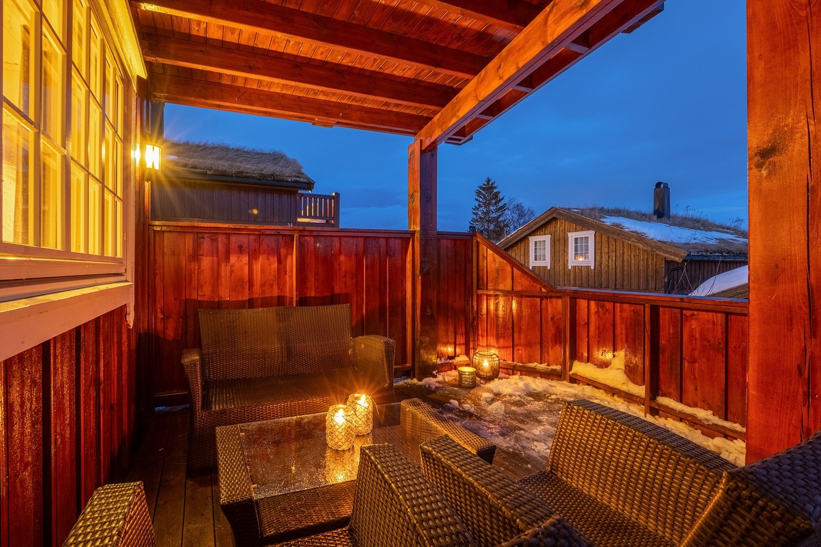 Det er bygd fin uteplass med tilgang fra tomt og balkongdør fra stue Galleribilde