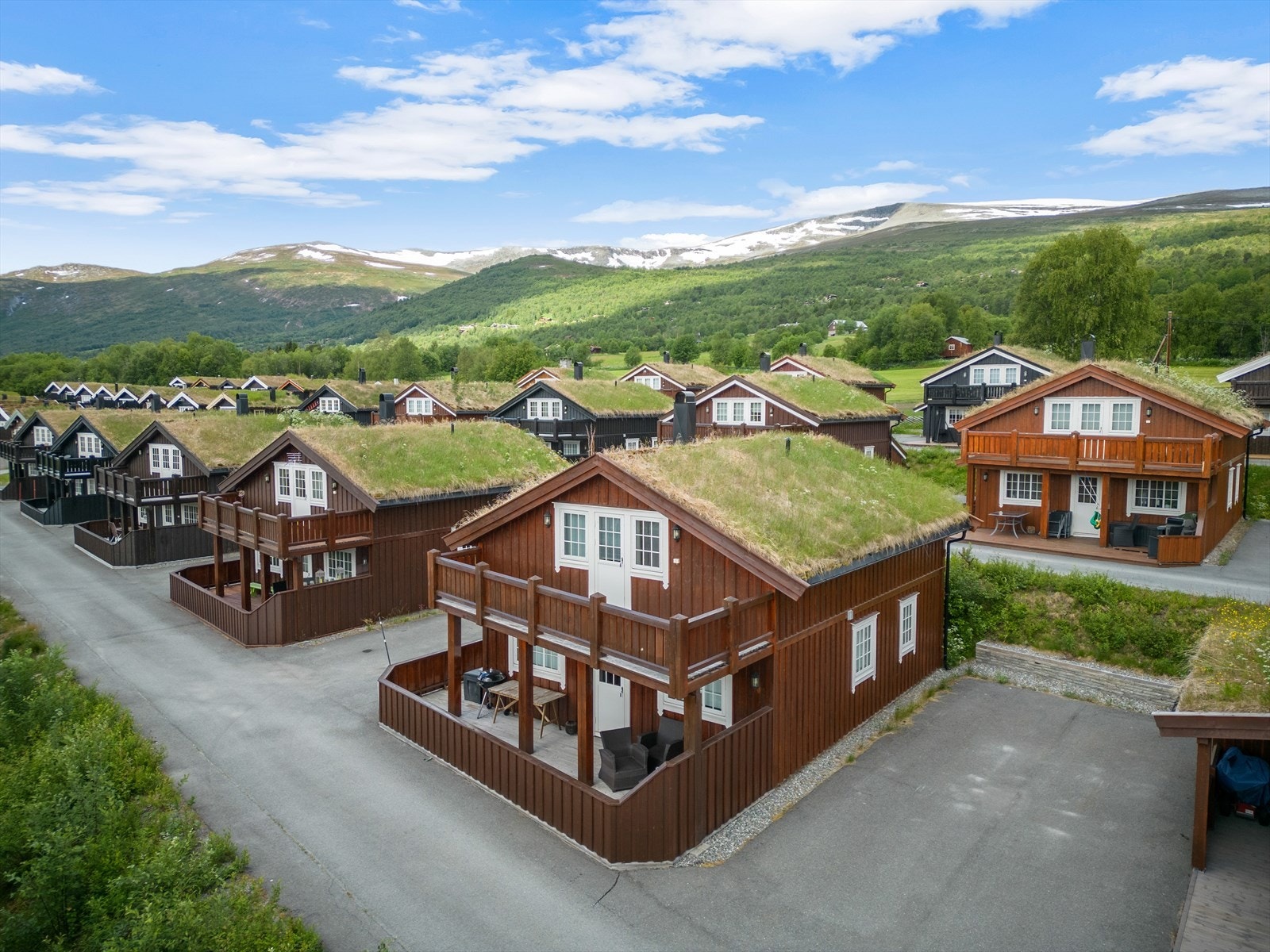 God plass til biloppstillingsplasser rett utenfor hytteveggen samt to praktiske uteboder for ski og annen oppbevaring Galleribilde