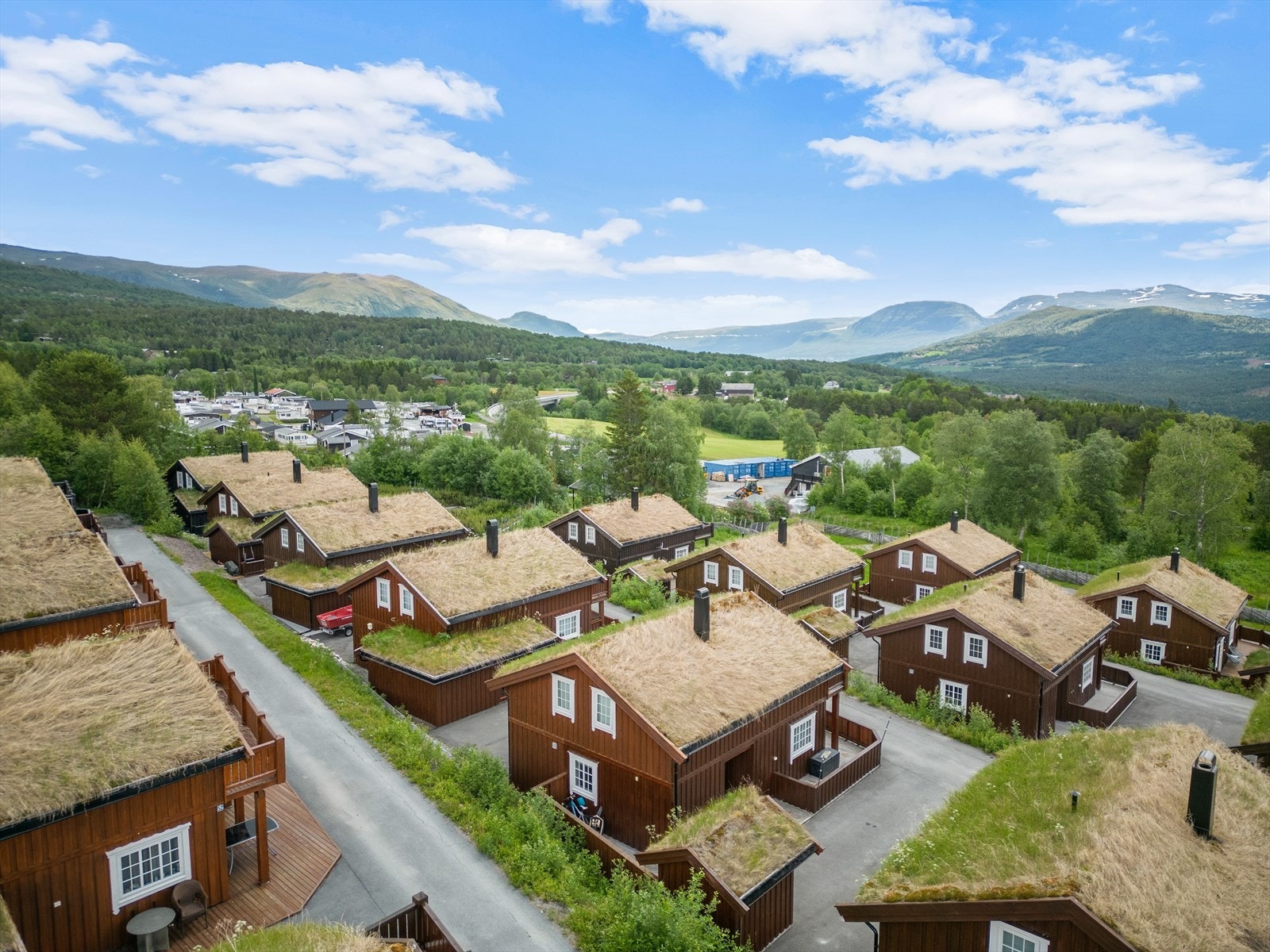 Nydelig utsikt over et herlig fjellandskap og gode solforhold fra sør og vest Galleribilde