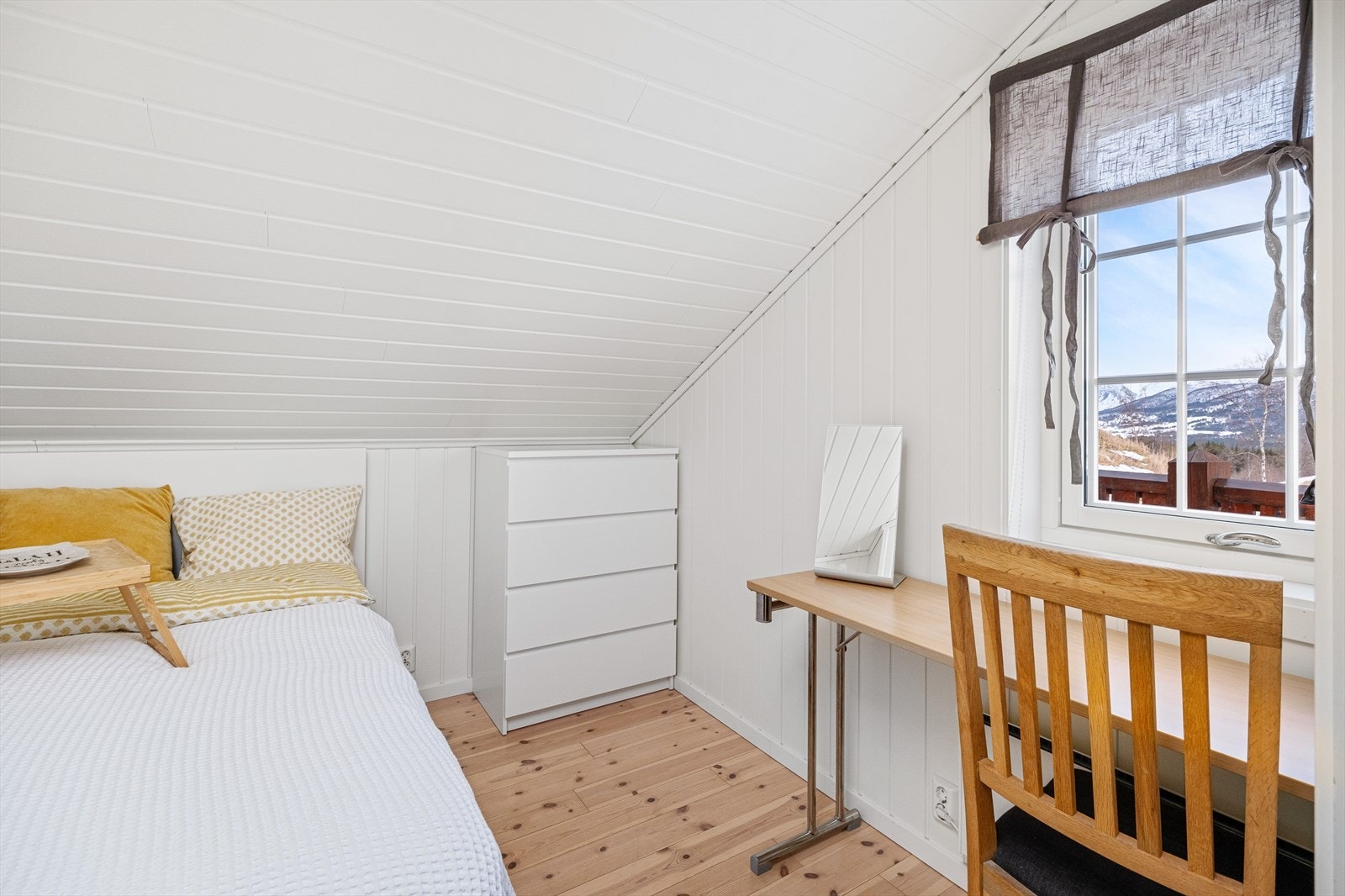 3 av hyttas totalt 4 soverom befinner seg i andre plan Galleribilde